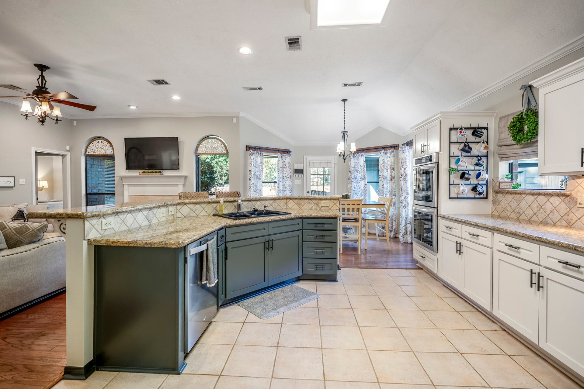 812 Woodland Lane, Conroe, TX 77302 Plenty of room in this updated kitchen