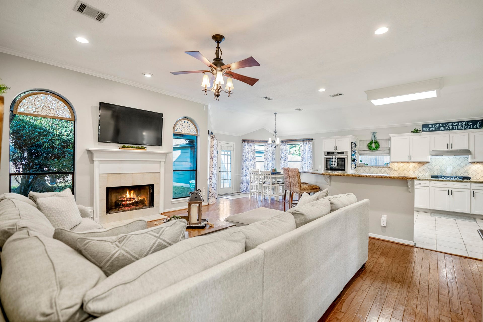 812 Woodland Lane, Conroe, TX 77302 With a cozy fireplace and beautiful arched windows overlooking the backyard, this is a living room you can relax in!