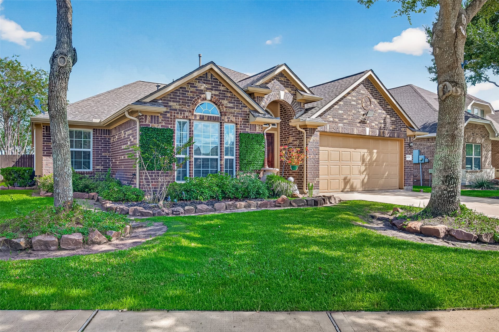 6138 Wickshire Drive, Rosenberg, TX 77471 Gorgeous Well Maintained One Story Home with no back neighbors