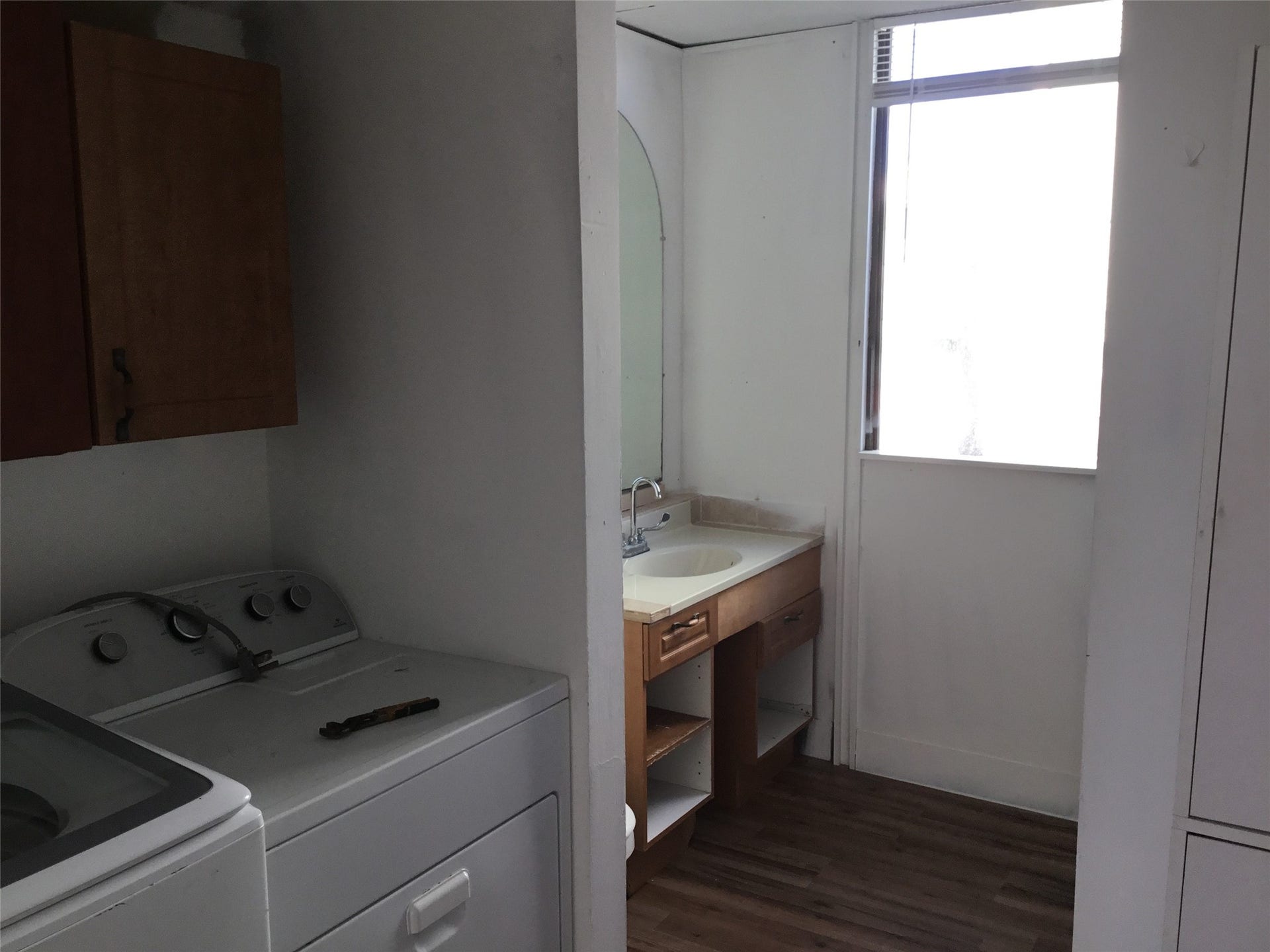 1404 E Bayshore Drive, #B, Dickinson, TX 77539 Bathroom & Laundry