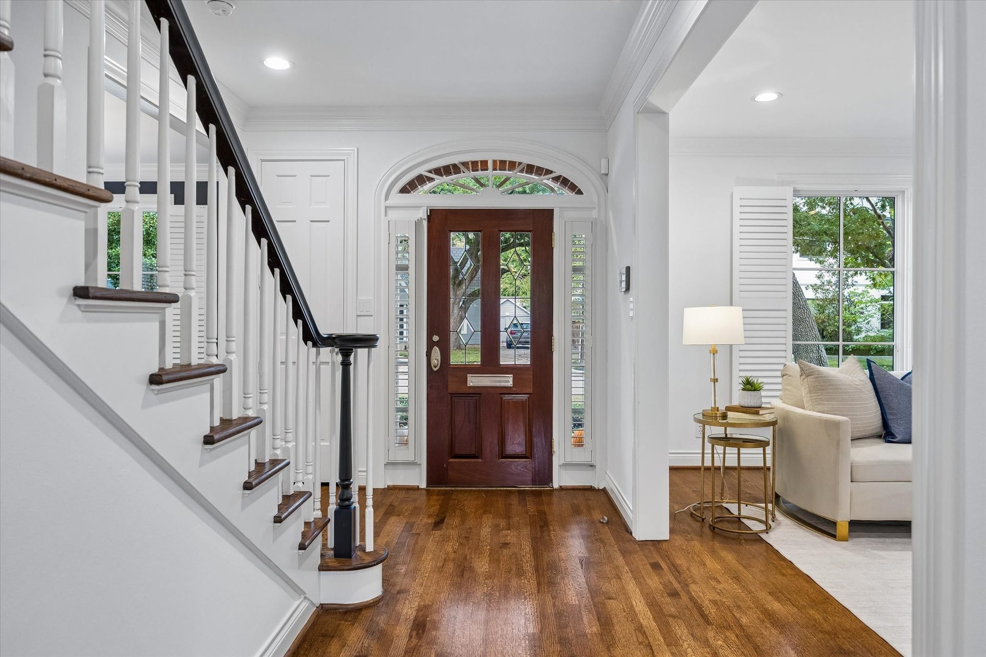 3111 Carnegie Street, Houston, TX 77005 A gracious entry welcomes you with high ceilings, beautiful hardwoods and so much natural light.