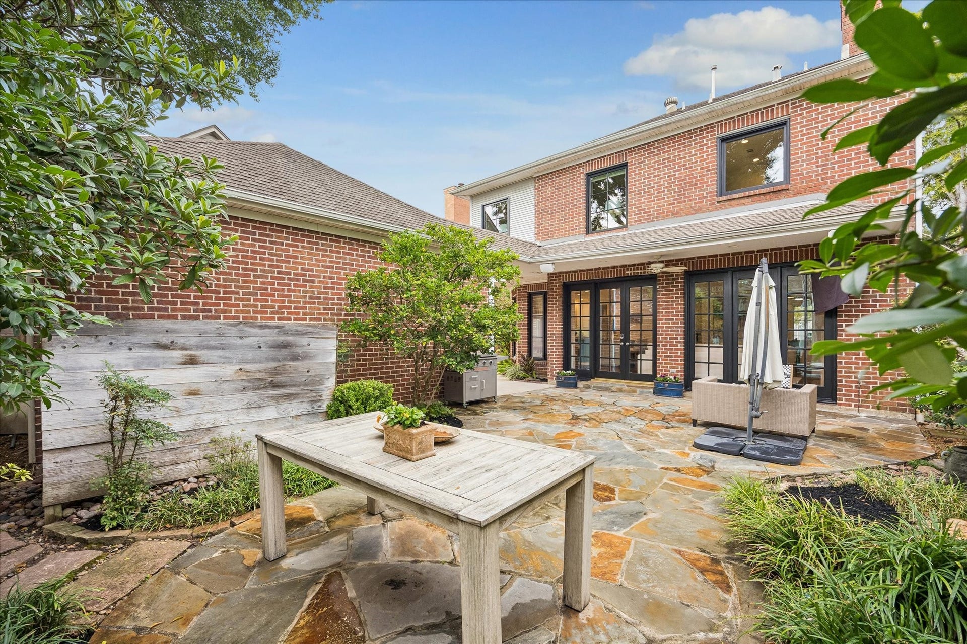 3111 Carnegie Street, Houston, TX 77005 Enjoy this fabulous location, just a few blocks from Whitt Johnson Park. Don't miss this gem in West University Place!