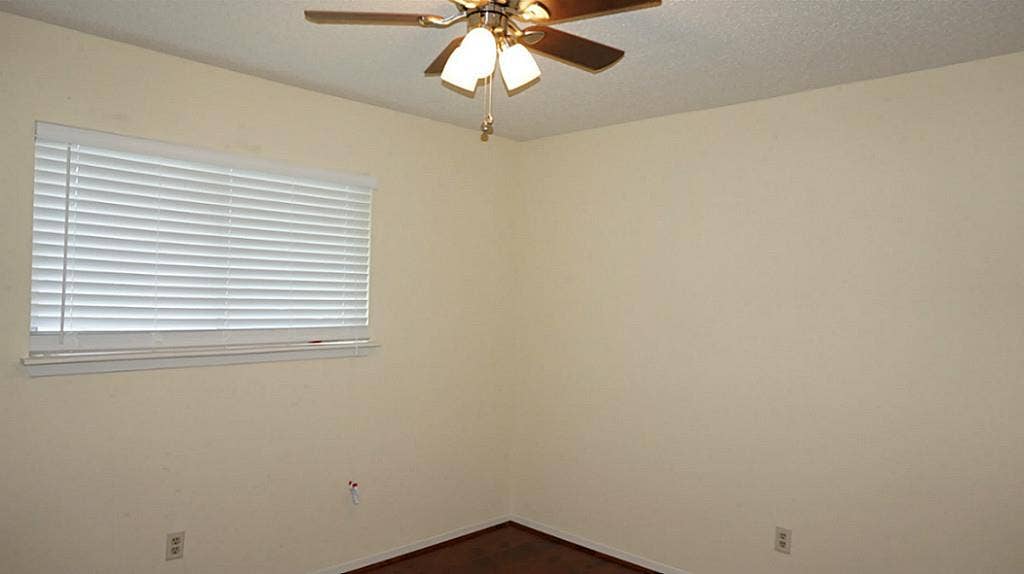 9217 Carousel Lane, Houston, TX 77080 2nd Bed, new ceiling fan, new wood blinds, new laminate floor.