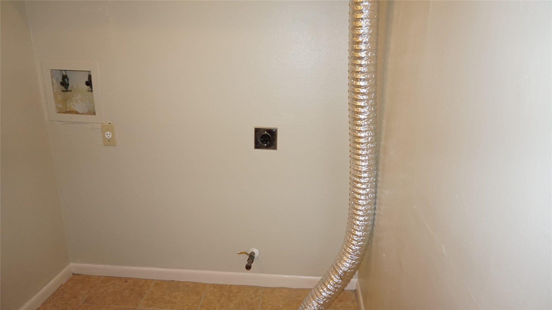 9217 Carousel Lane, Houston, TX 77080 Laundry Hookups