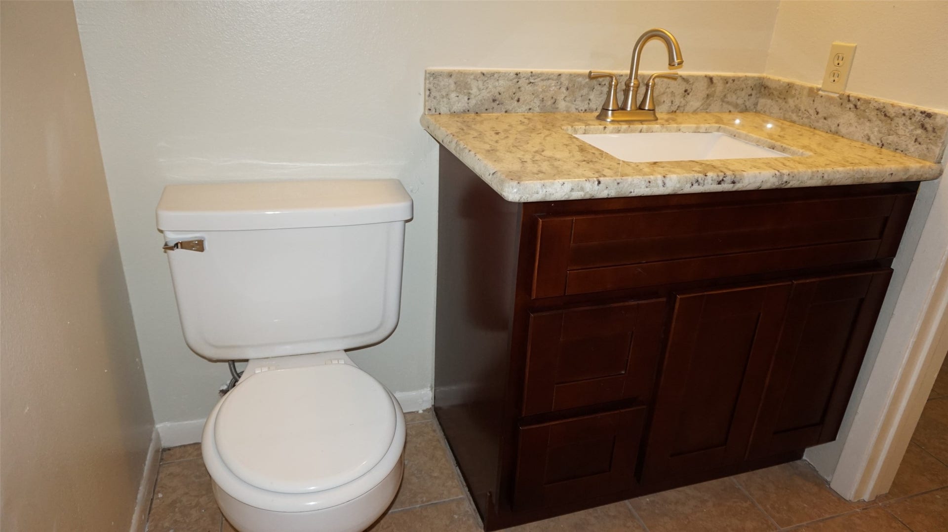 9217 Carousel Lane, Houston, TX 77080 Down stairs half bath