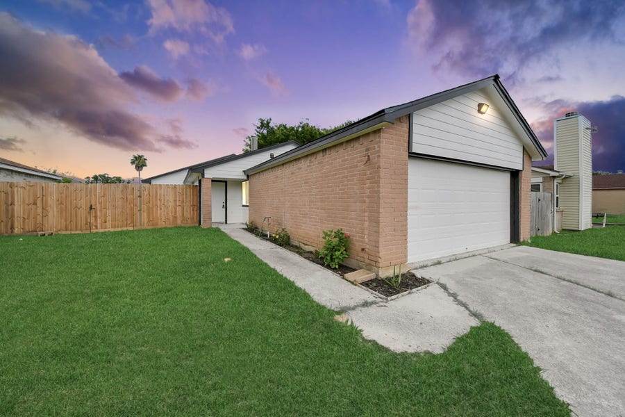 Property photo for 5212 Willowview Drive, Baytown, TX