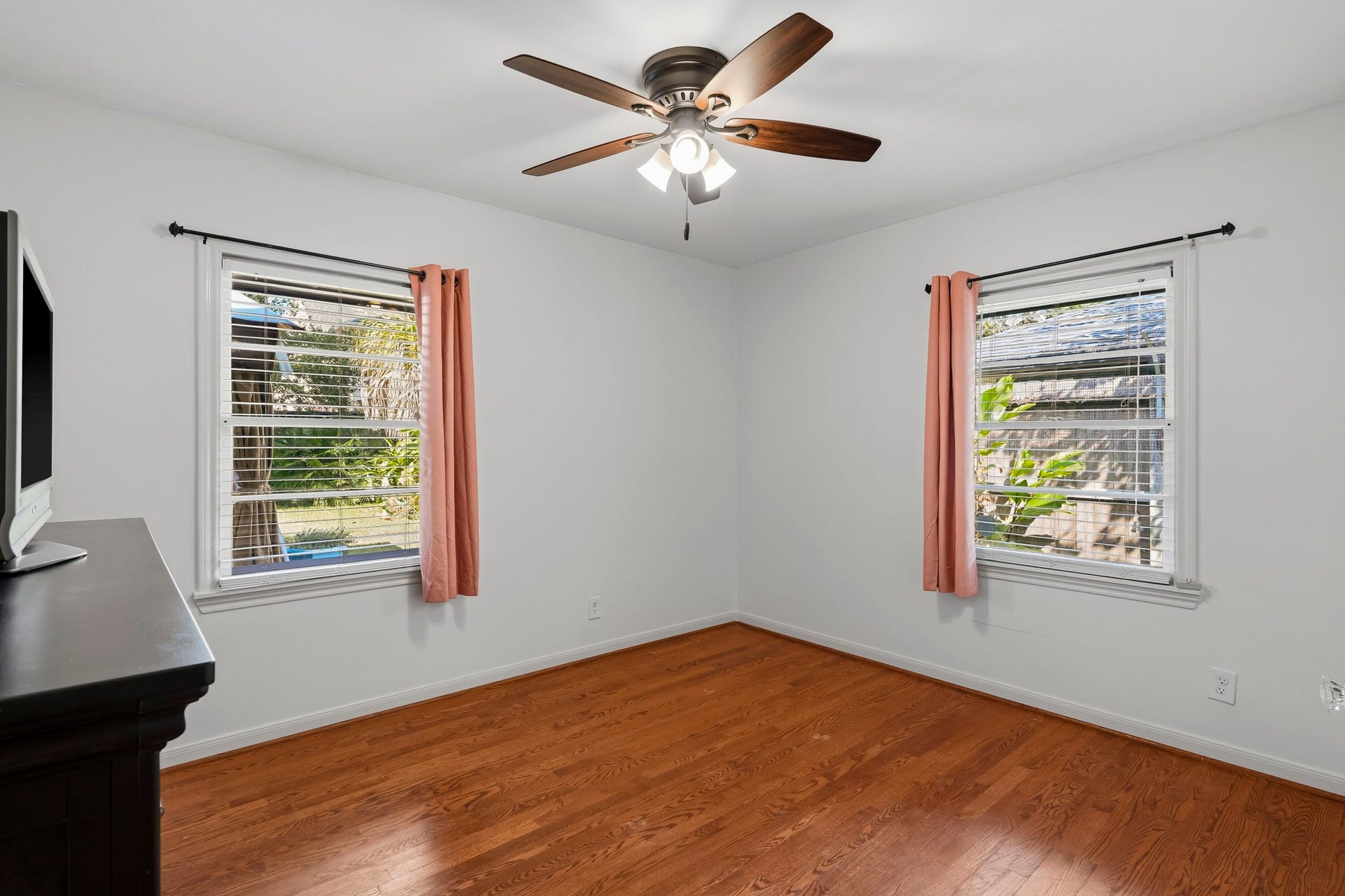 4612 Evergreen Street, Bellaire, TX 77401 4612 Evergreen Street, Bellaire, TX 77401