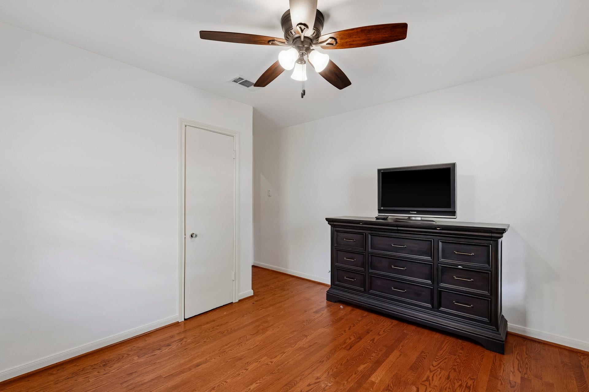 4612 Evergreen Street, Bellaire, TX 77401 4612 Evergreen Street, Bellaire, TX 77401