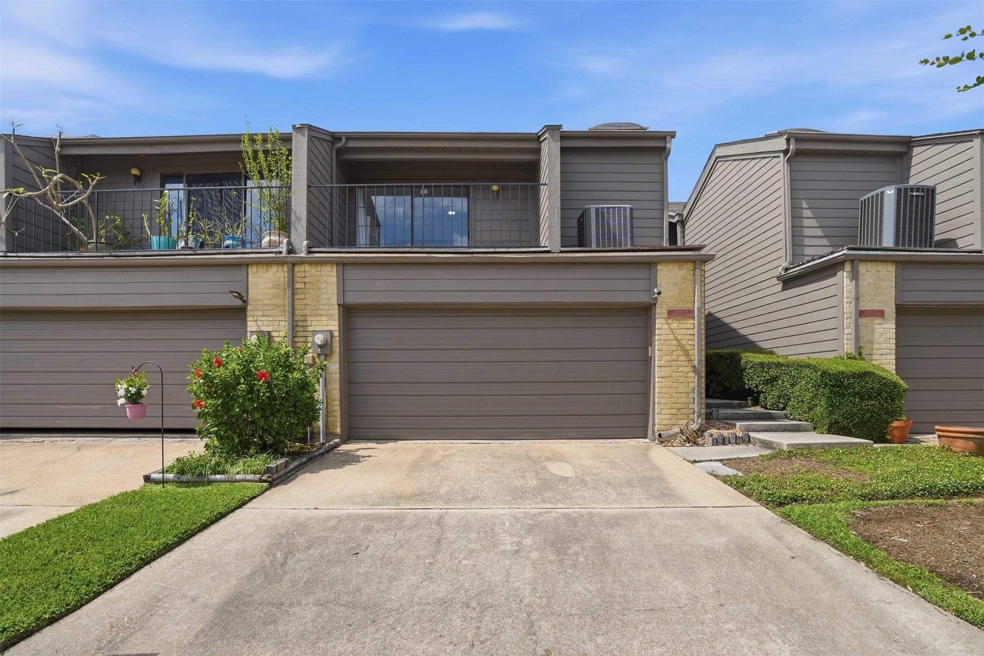 18024 Starboard Drive, Houston, TX 77058 Welcome to 18024 Starboard a beautiful townhouse just steps from the water.