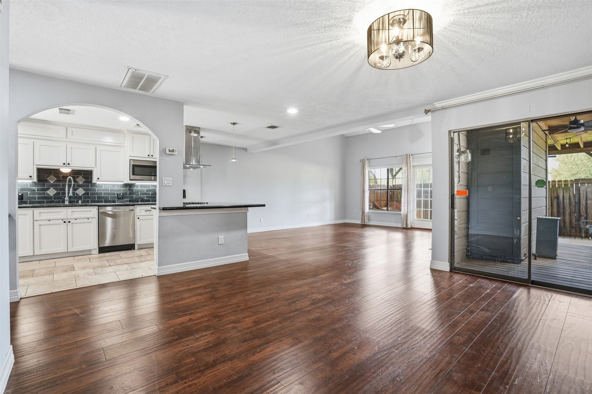 18024 Starboard Drive, Houston, TX 77058 Spacious open concept living area with a bright, airy feel and abundant natural light. Seamless flow to the outdoor patio creates the perfect setup for relaxing or entertaining.