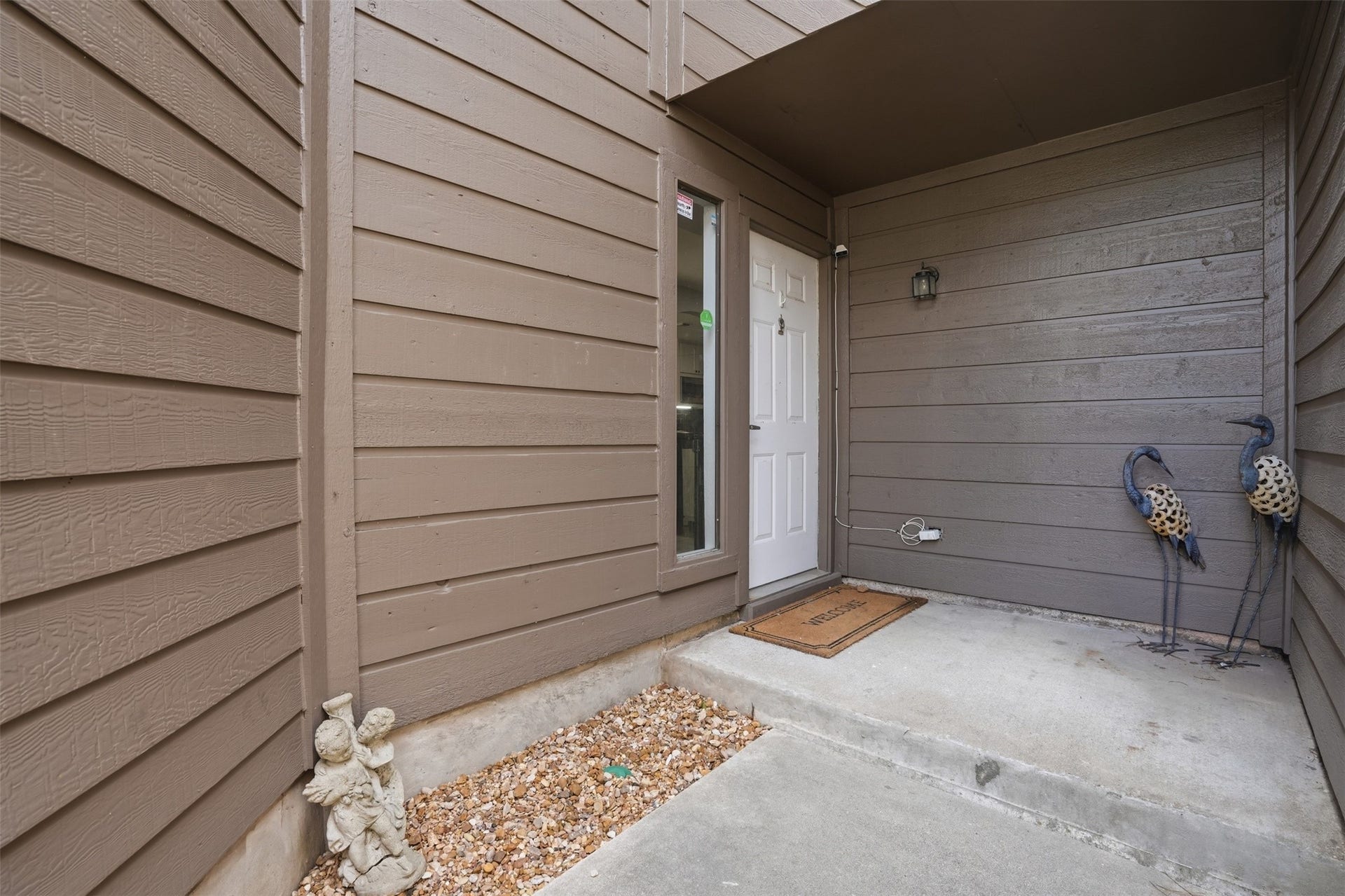 18024 Starboard Drive, Houston, TX 77058 Welcoming entryway that creates a warm first impression and is perfect for greeting guests.
