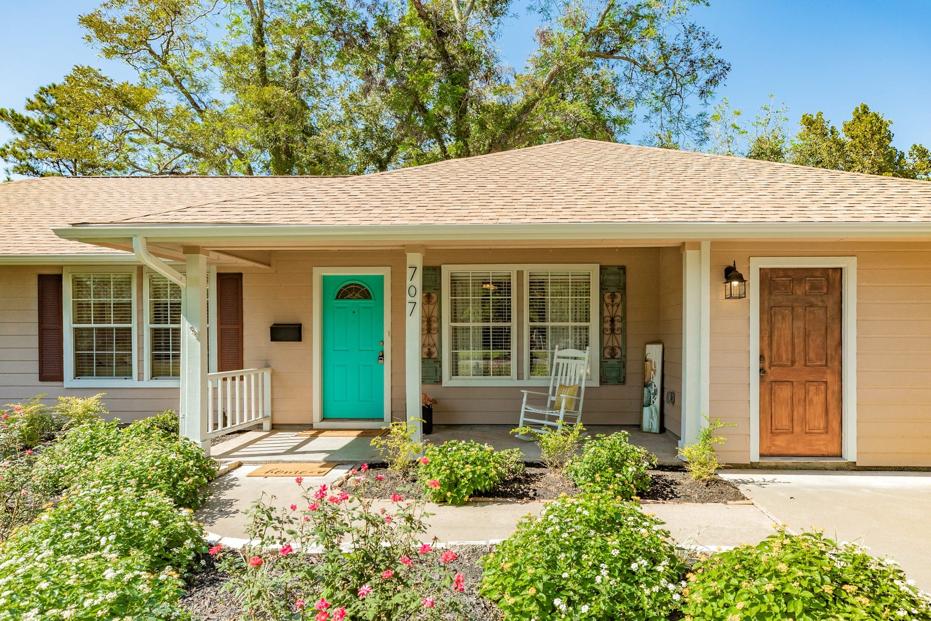 707 Old Ocean Avenue, Sweeny, TX 77480 Beautiful gardens attract butterflies