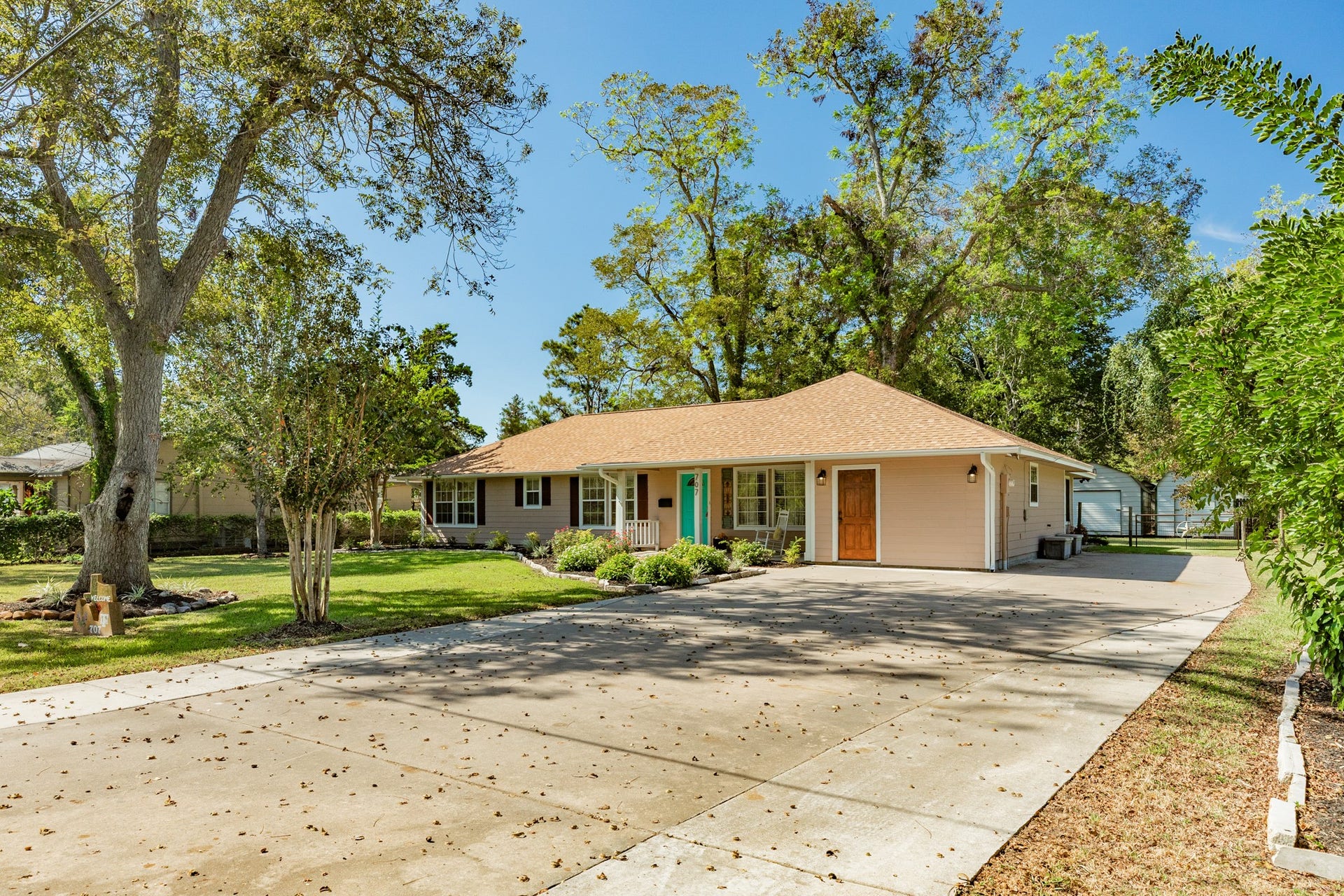 707 Old Ocean Avenue, Sweeny, TX 77480 Extra wide and extended driveway