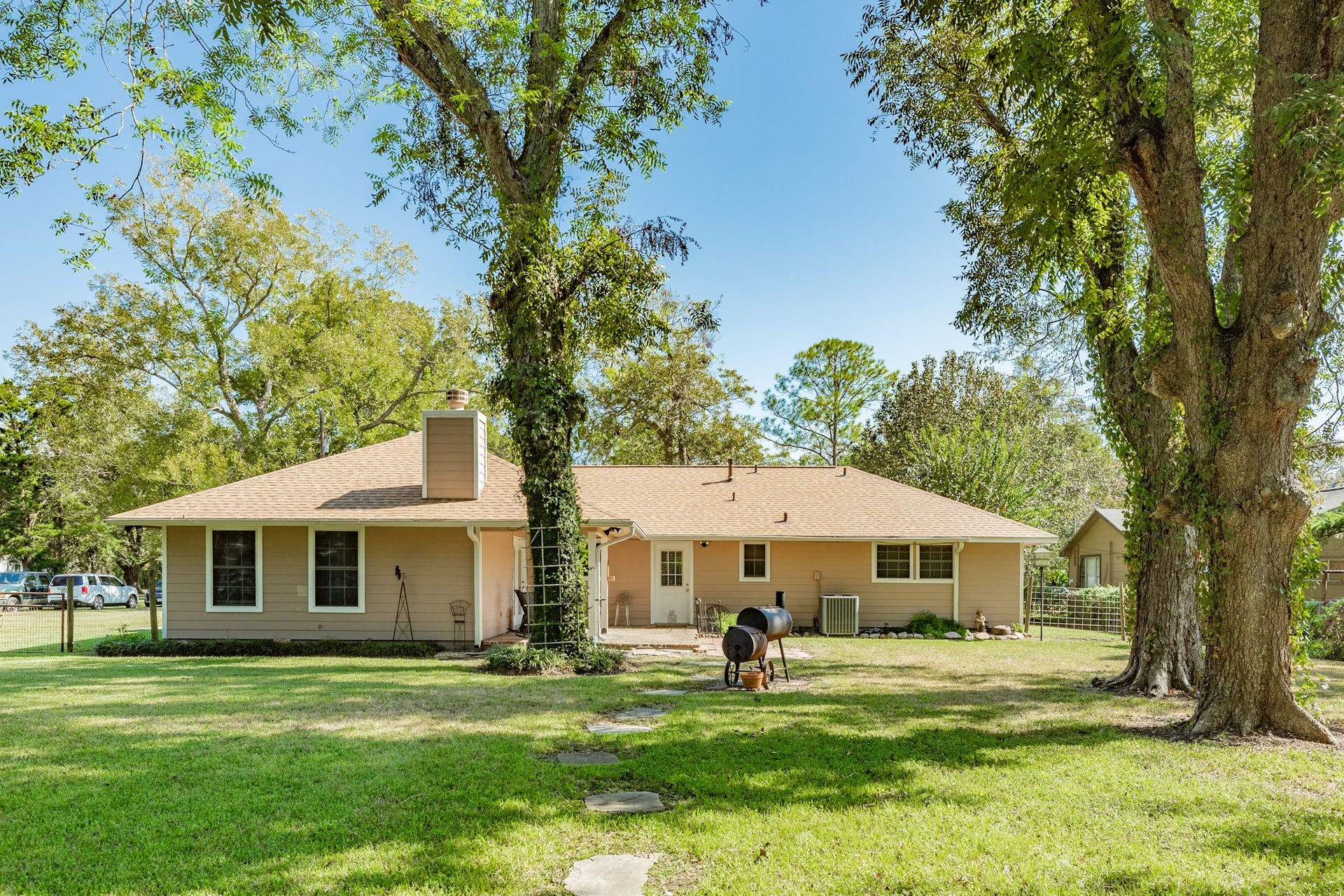 707 Old Ocean Avenue, Sweeny, TX 77480 Large, beautiful back yard