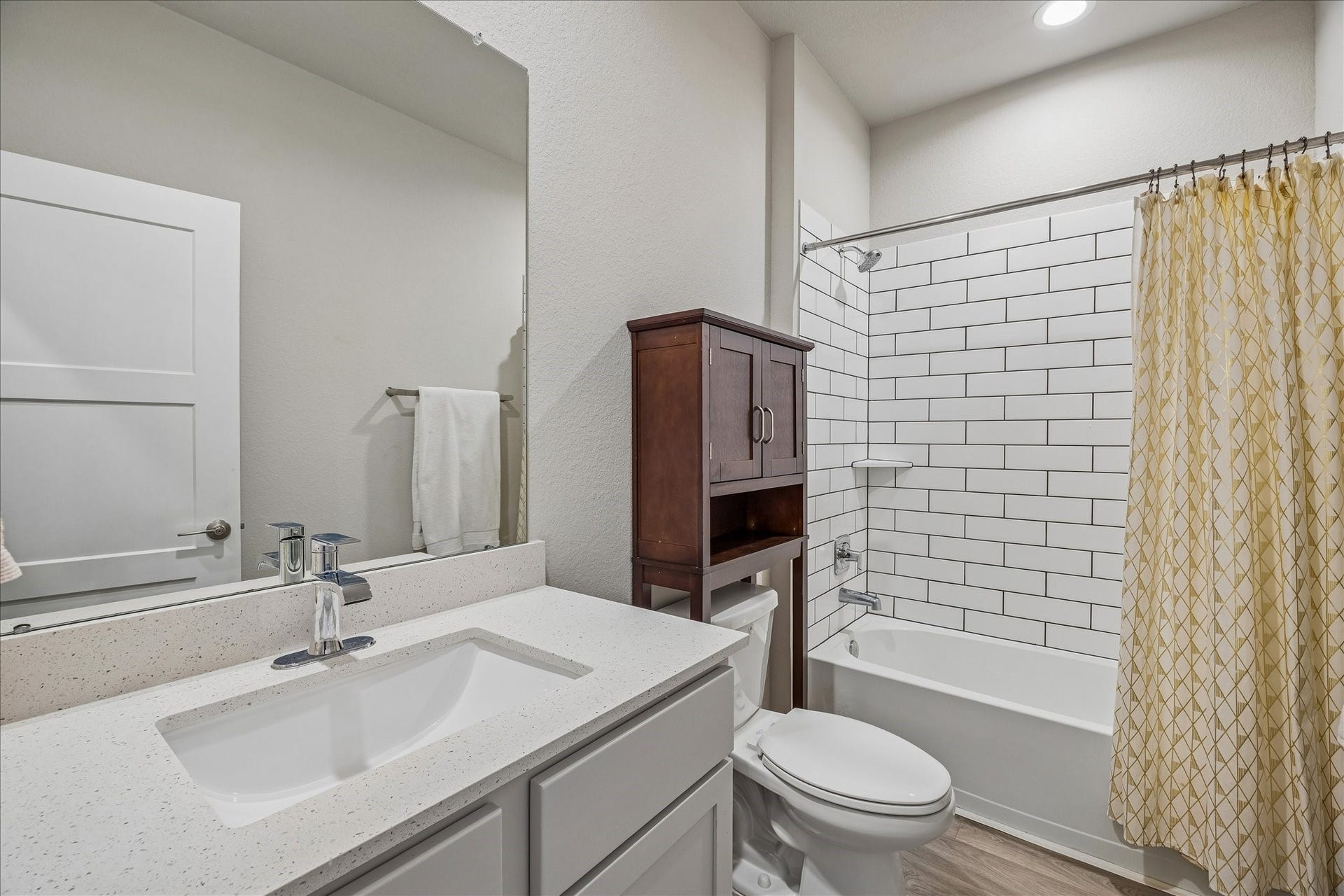 14249 Wonder Lake Lane, Conroe, TX 77384 Full bath adjacent to study/4th bedroom