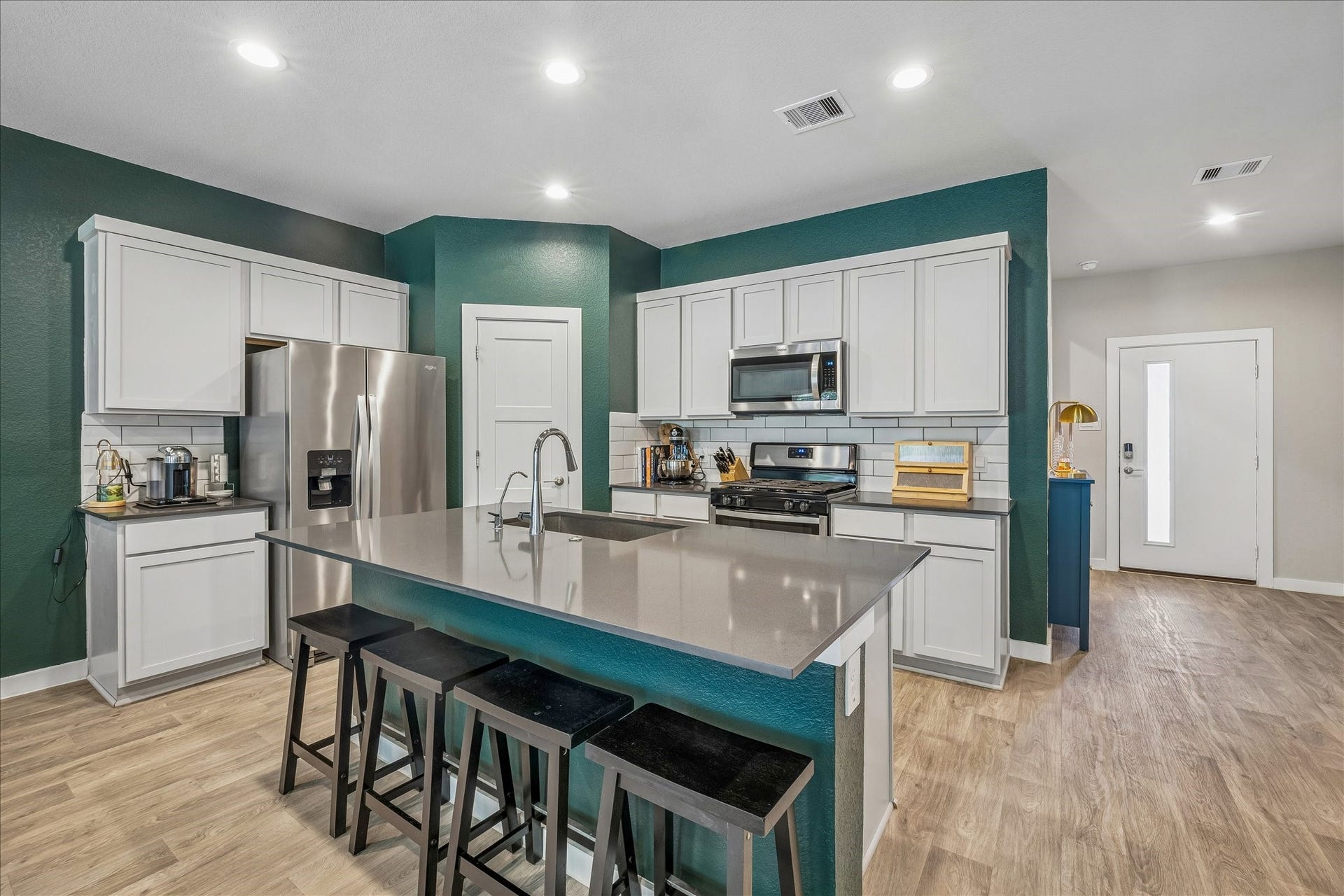 14249 Wonder Lake Lane, Conroe, TX 77384 This open inviting plan offers a sleek modern kitchen with stainless steel appliances (refrigerator does not convey), walk in pantry and gleaming countertops.