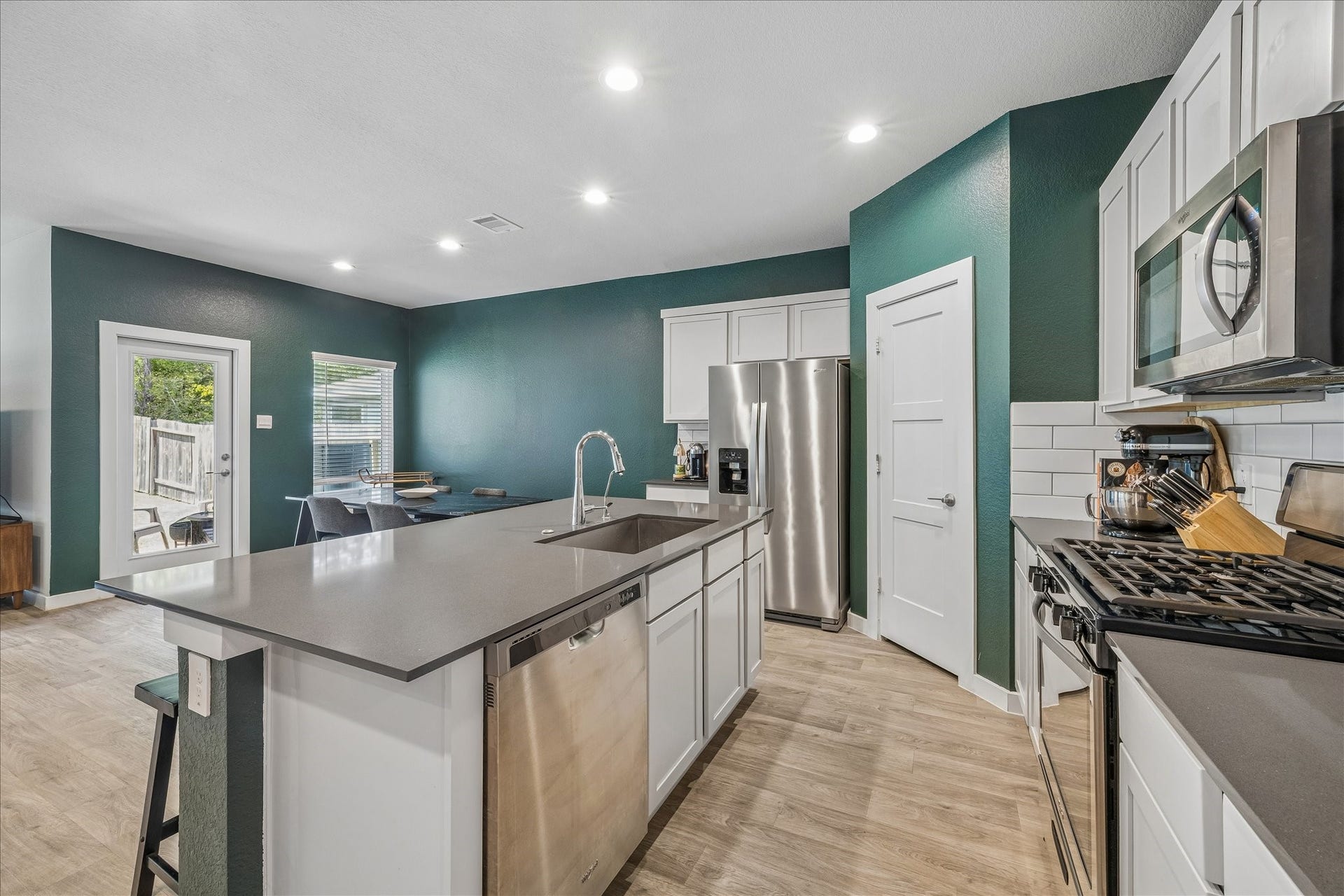 14249 Wonder Lake Lane, Conroe, TX 77384 Gas range makes cooking all the more enjoyable! Large space for dining and breakfast counter for casual eating.