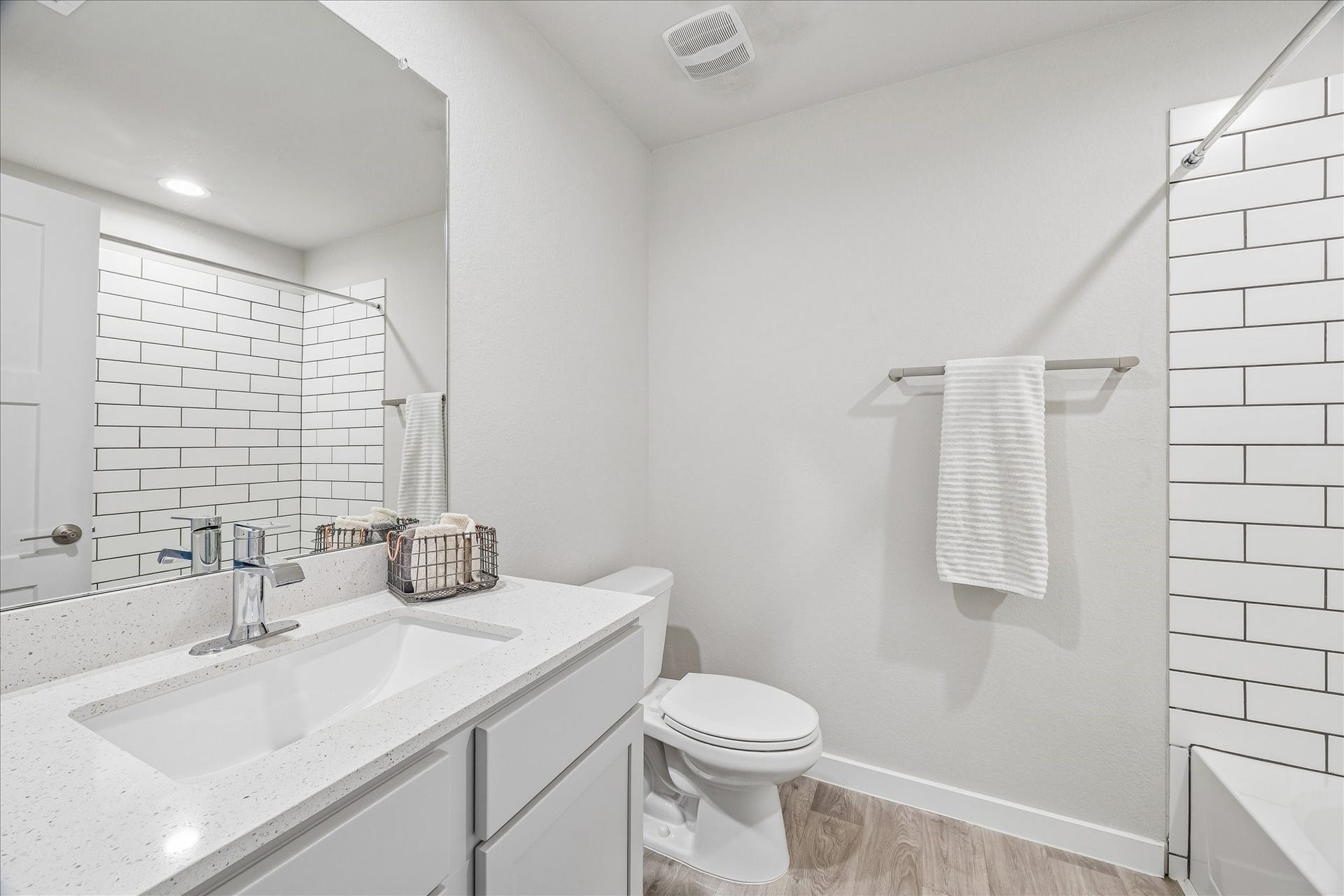 14249 Wonder Lake Lane, Conroe, TX 77384 Coordinating upstairs bath