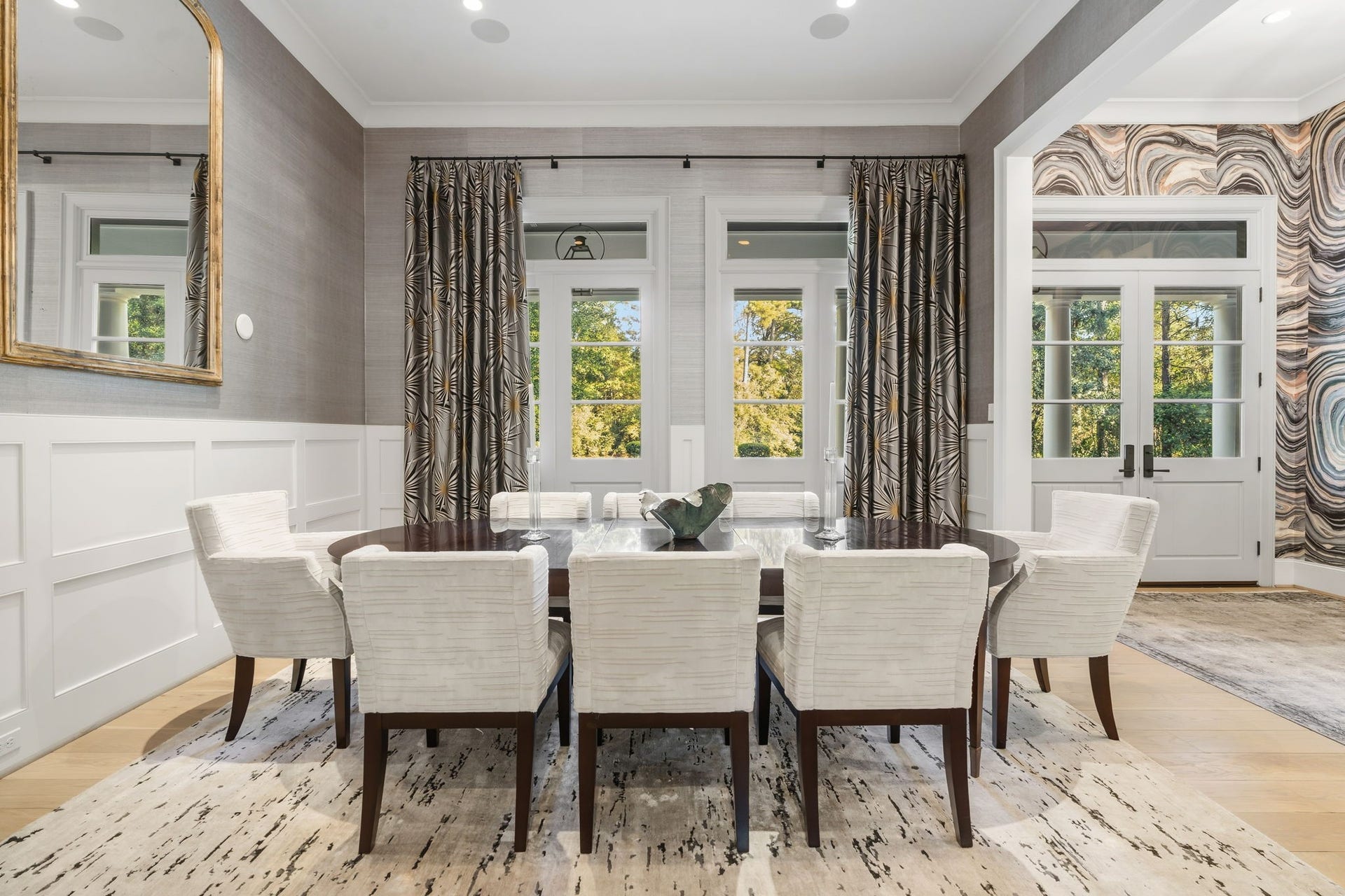 14 Peony Springs Court, The Woodlands, TX 77382 Directly across the study, a clean-lined, elegant formal dining room overlooks the front landscape while the entries dramatic wallpaper adds movement and character.