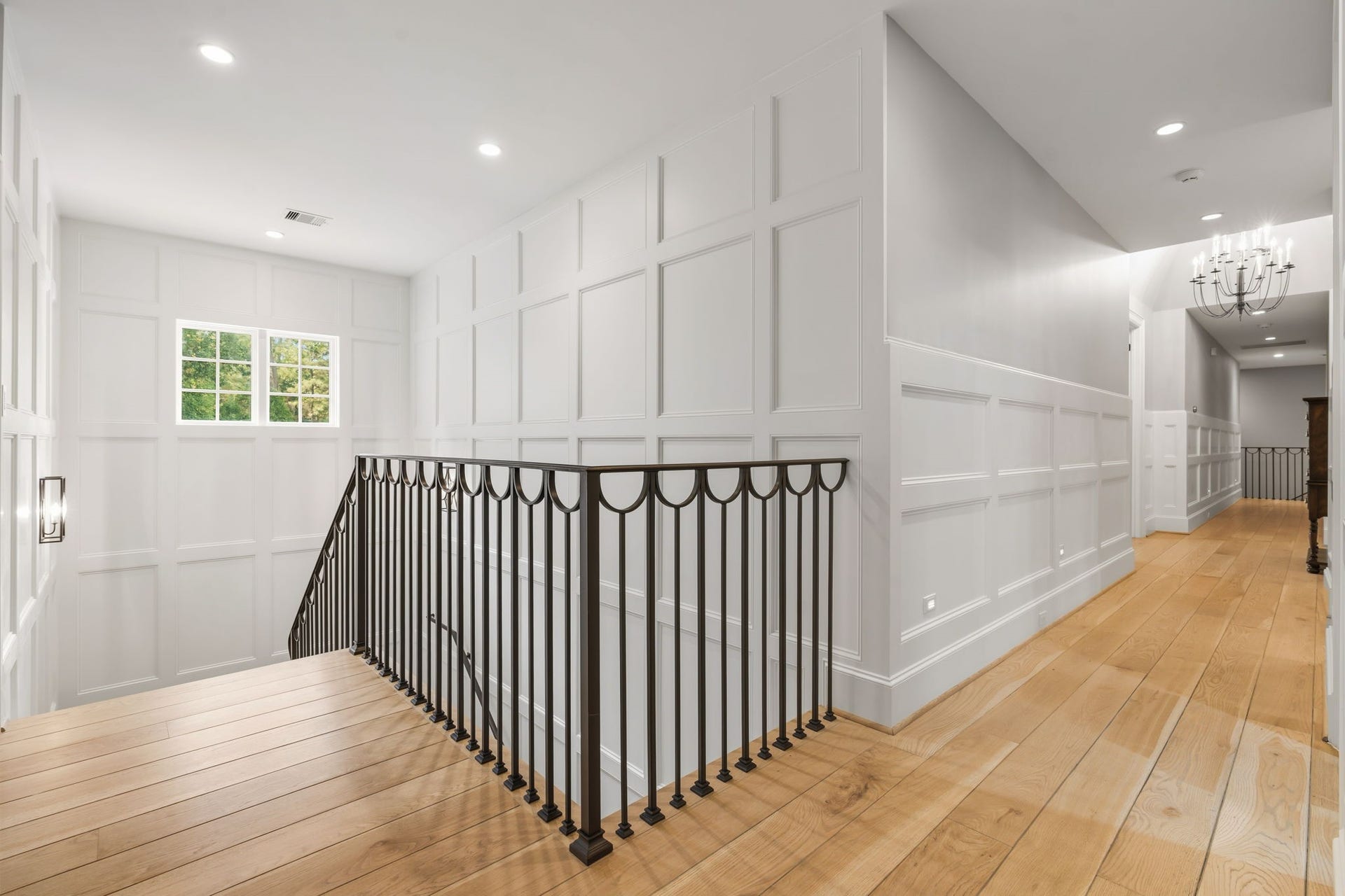 14 Peony Springs Court, The Woodlands, TX 77382 Peony Springs features two staircases, one at each end of the property providing privacy and separation from the living areas. Hardwood floors extend to the second level hall, primary suite and entertaining spaces.