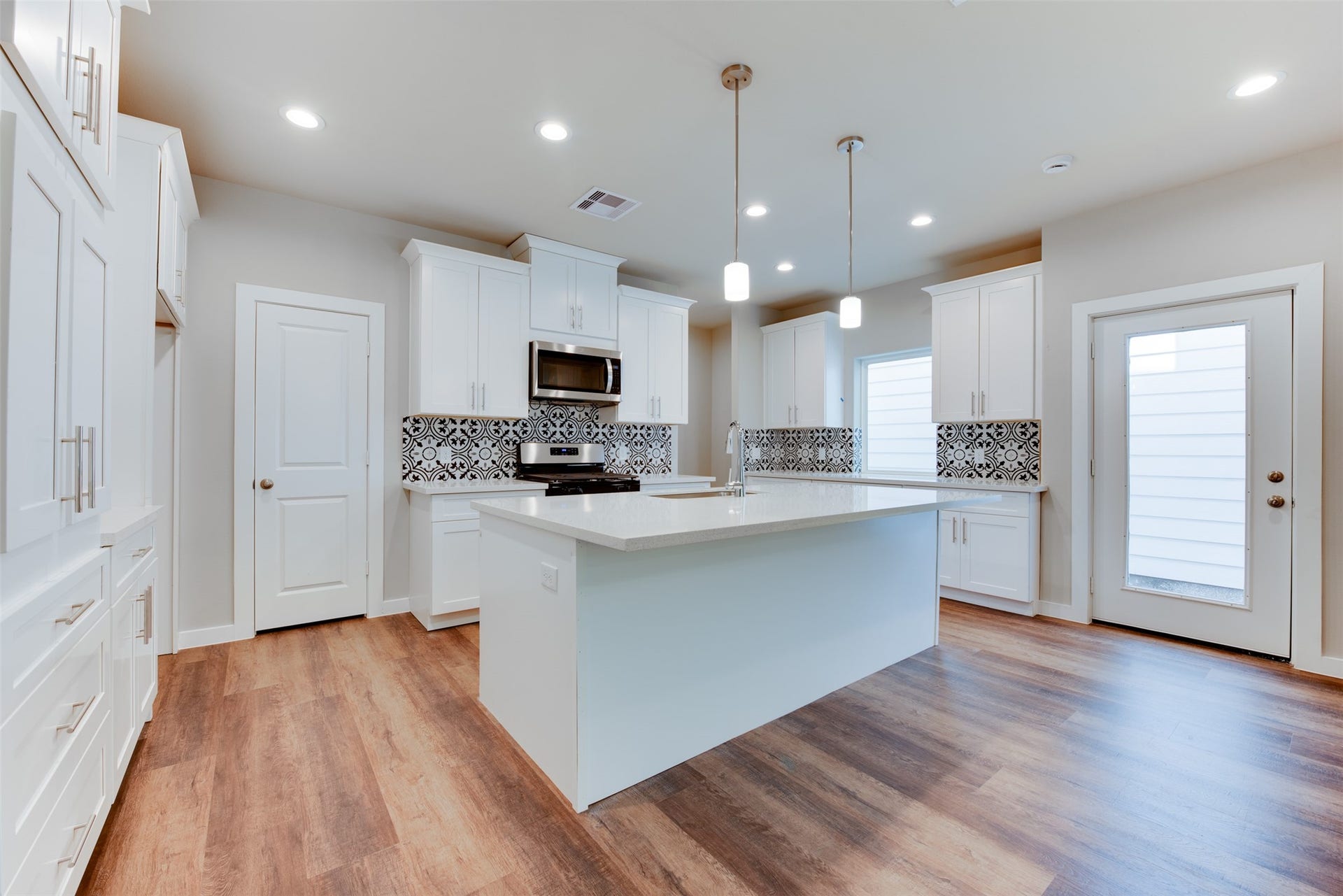 6619 Ezzard Charles Lane, Houston, TX 77091 6619 Ezzard Charles Lane, Houston, TX 77091