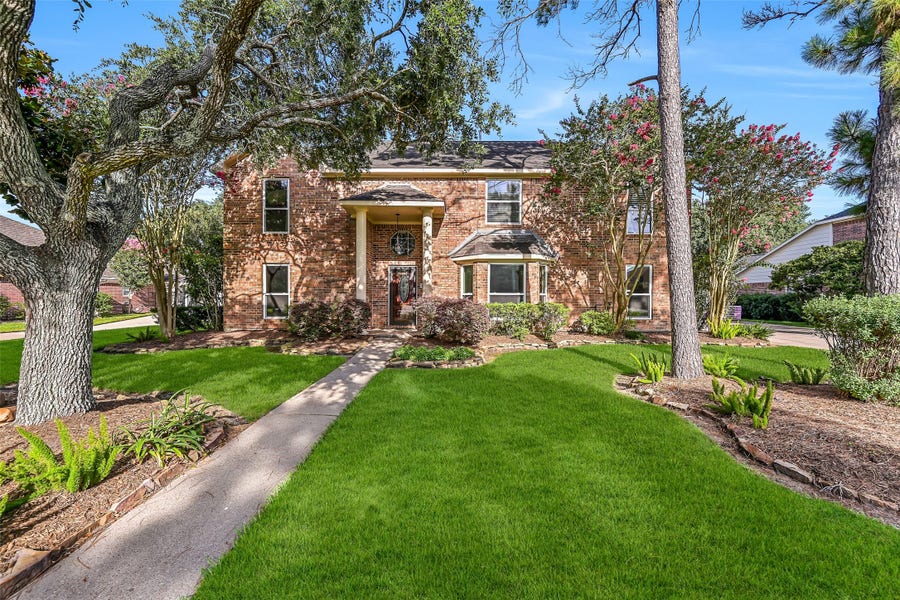 Property photo for 513 Meadow Bend Drive, Friendswood, TX