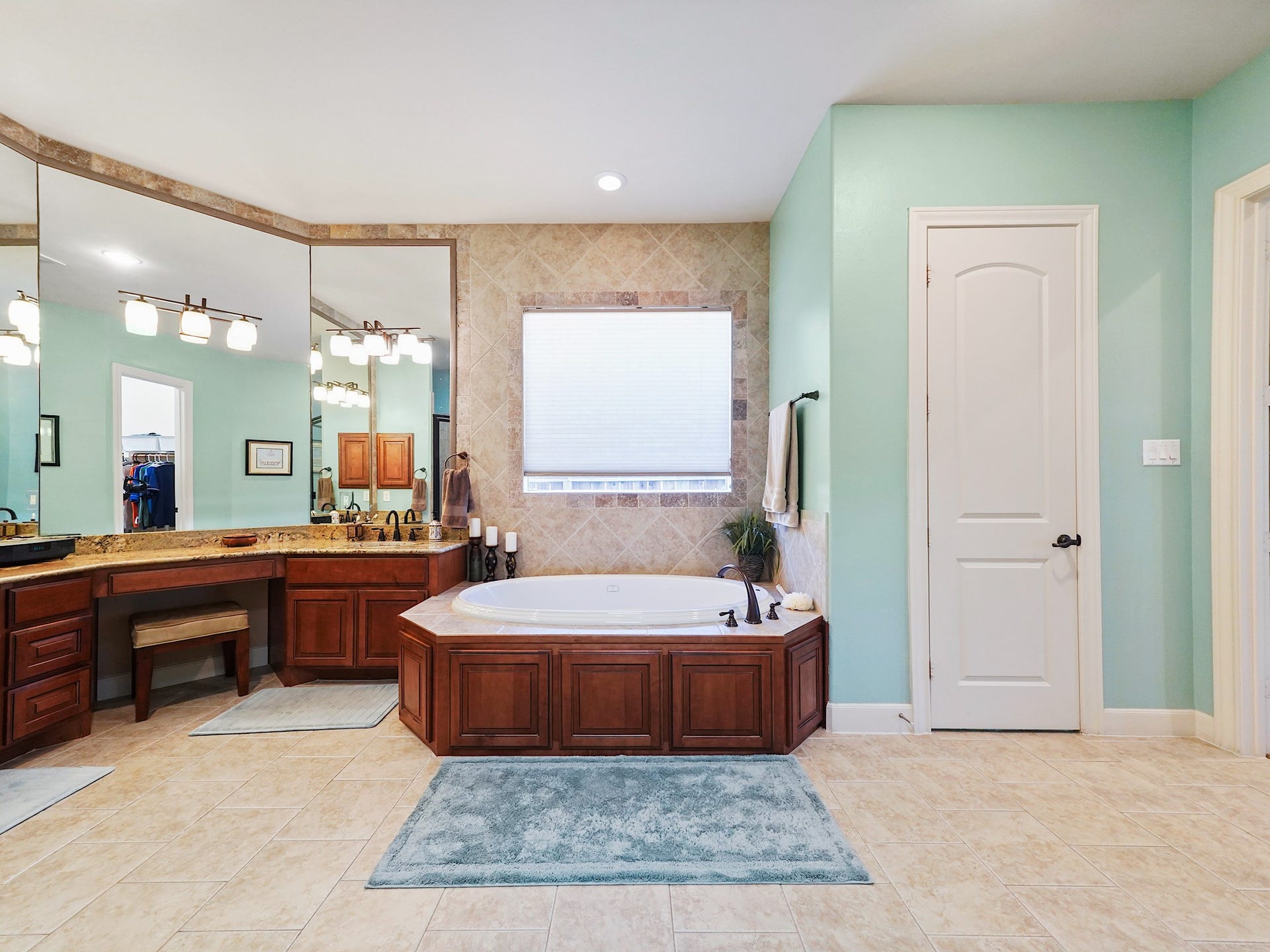 5907 Hawthorne Garden Way, Katy, TX 77494 A deep jetted tub becomes the focal point of the spacious primary bath, framed by warm cabinetry and a relaxing, spa-like layout.
