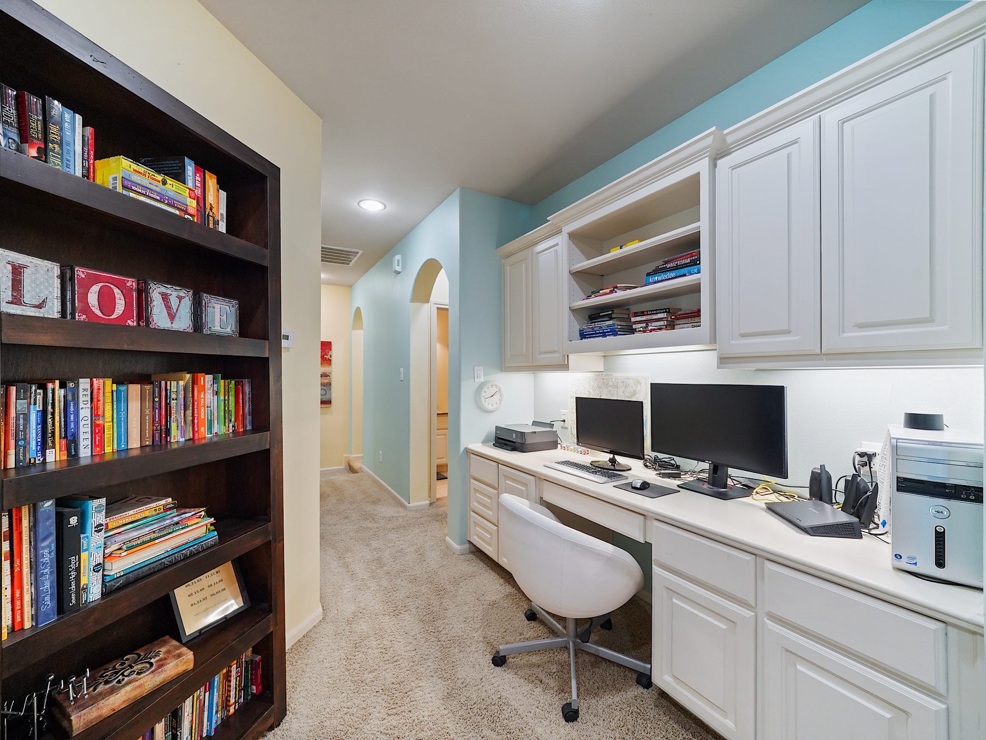 5907 Hawthorne Garden Way, Katy, TX 77494 A dedicated built-in workspace adds flexibility for study, creative projects, or a home command center.