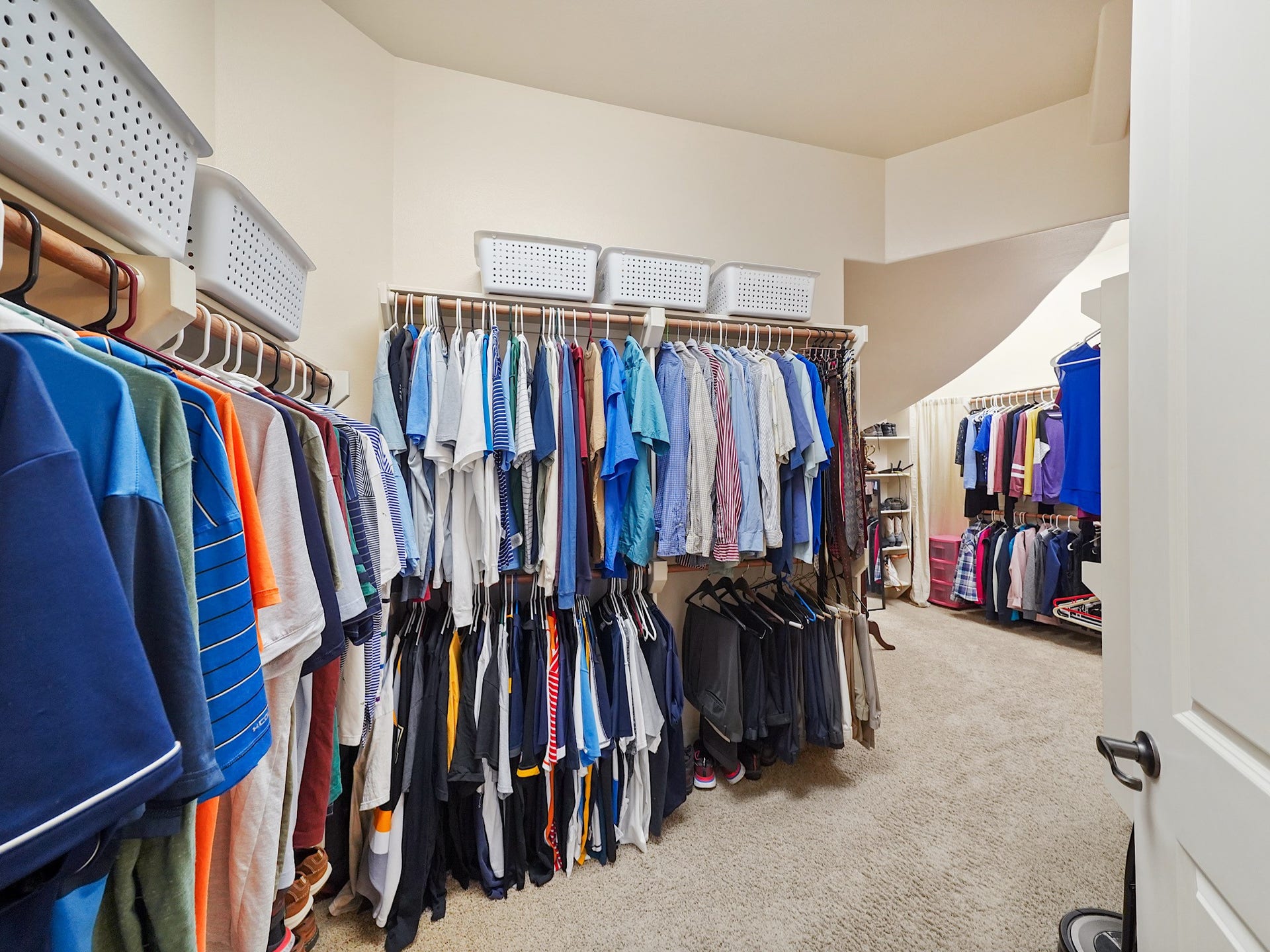 5907 Hawthorne Garden Way, Katy, TX 77494 he large walk-in primary closet provides the space to organize an extensive wardrobe with ease.