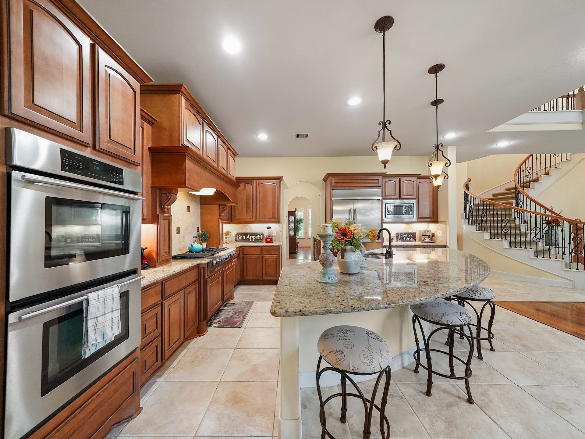 5907 Hawthorne Garden Way, Katy, TX 77494 Designed for the home chef, the kitchen pairs Benedettini cabinetry with granite surfaces, abundant storage, and stainless-steel JennAir appliances.