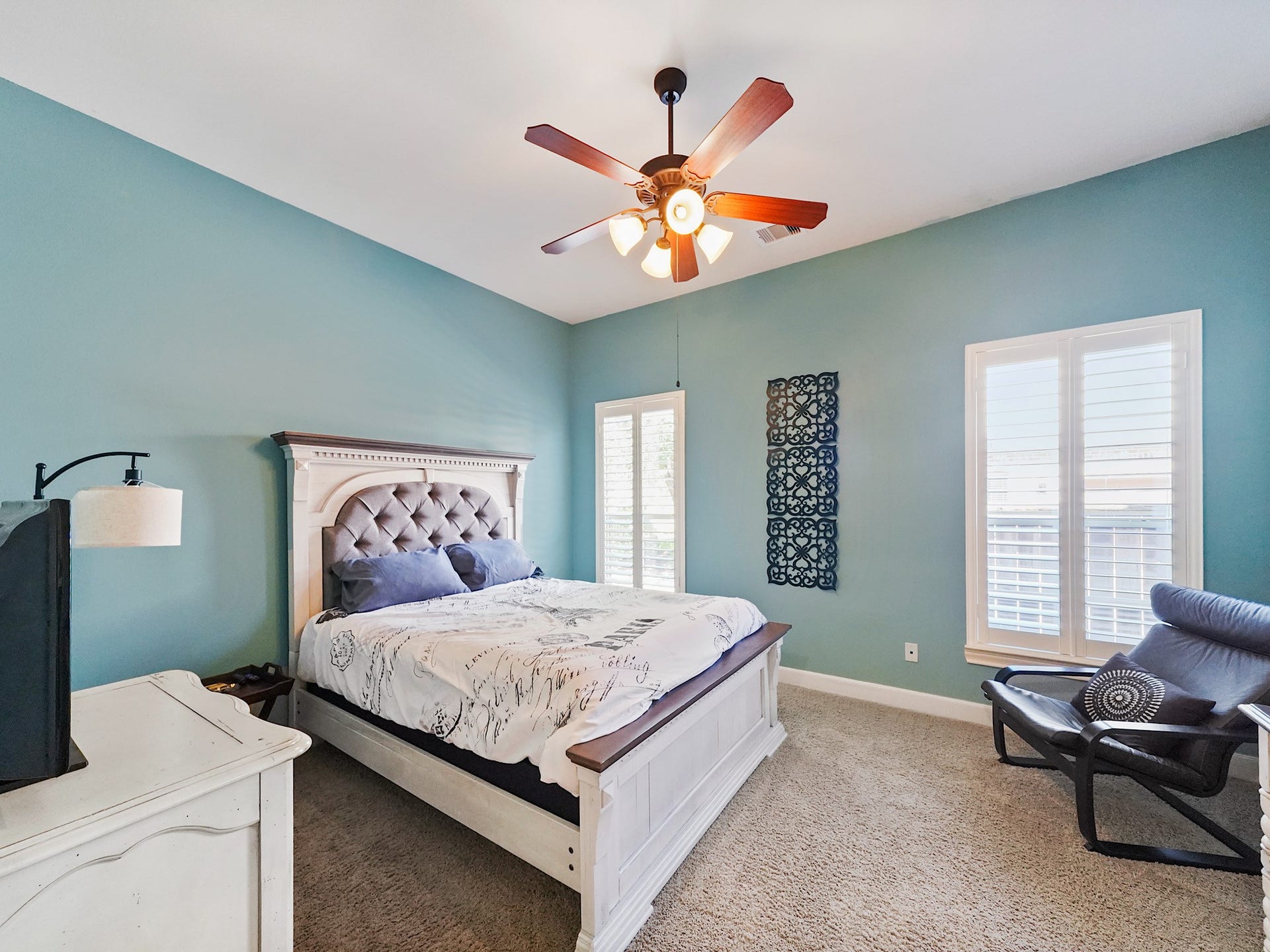 5907 Hawthorne Garden Way, Katy, TX 77494 A downstairs guest suite provides a comfortable, private place for overnight visitors or multigenerational living.