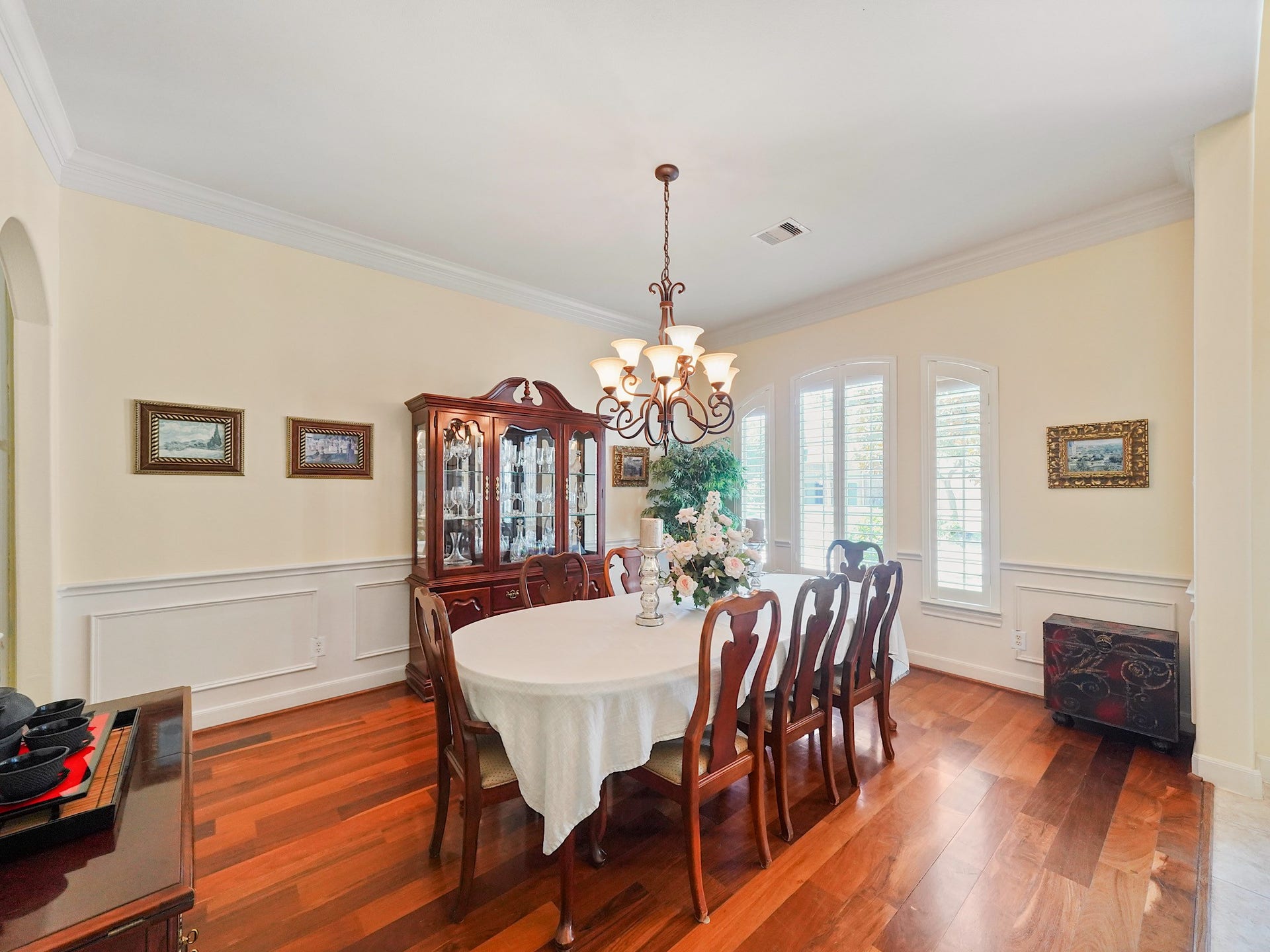 5907 Hawthorne Garden Way, Katy, TX 77494 From this angle, the dining rooms scale and connection to the foyer create an easy, elegant transition for entertaining.