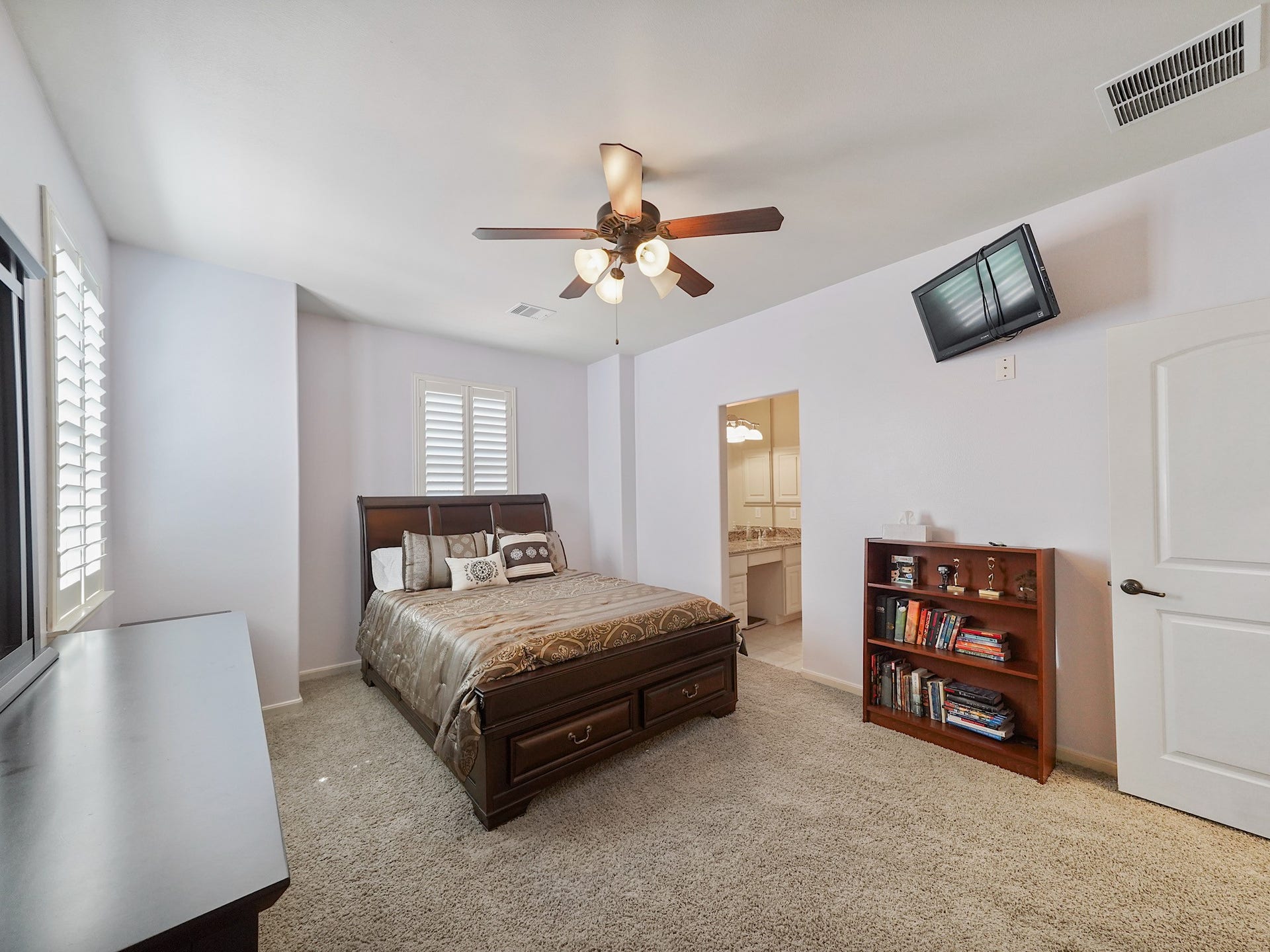 5907 Hawthorne Garden Way, Katy, TX 77494 This additional secondary bedroom provides comfortable proportions and flexibility for a guest room, bedroom, or private study.