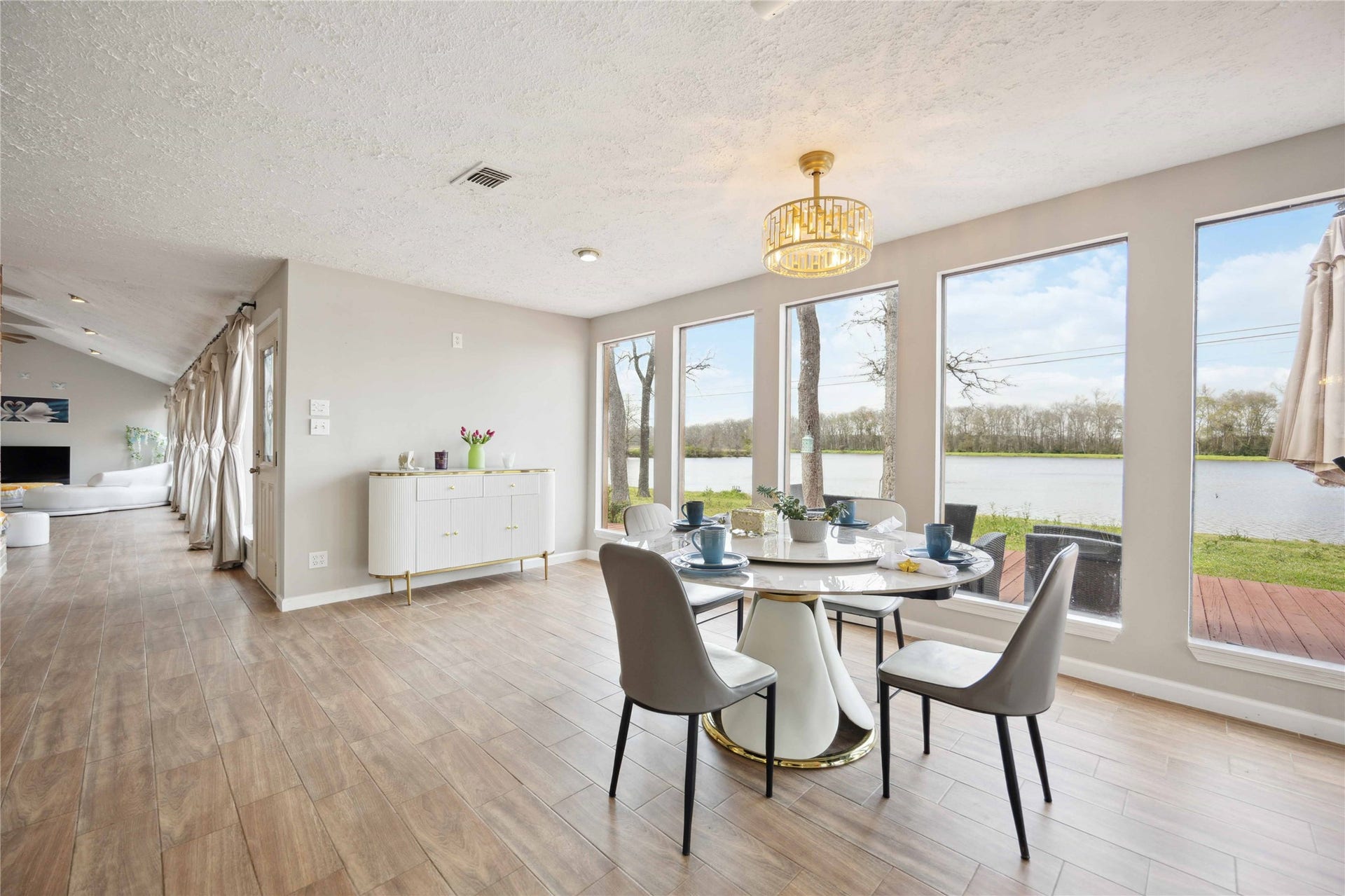 911 Brook Forest Drive, Conroe, TX 77385