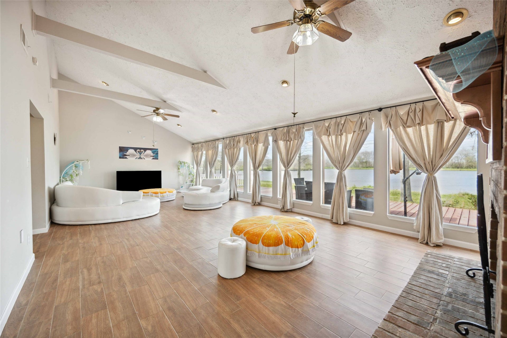 911 Brook Forest Drive, Conroe, TX 77385