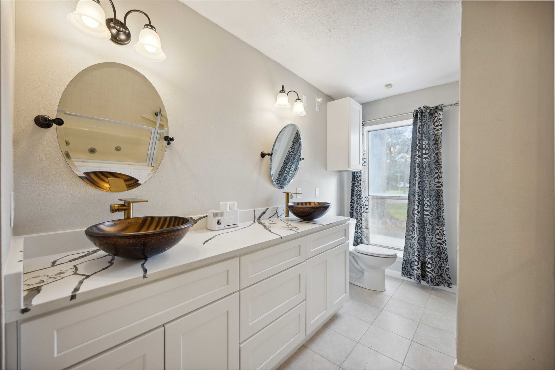 911 Brook Forest Drive, Conroe, TX 77385