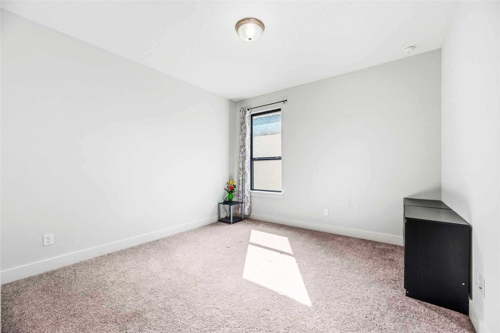 4810 Antler Run Drive, Spring, TX 77386 Bright and inviting room with soft carpeting, neutral walls, and a window allowing natural light to pour in, ideal for a cozy retreat or home office.