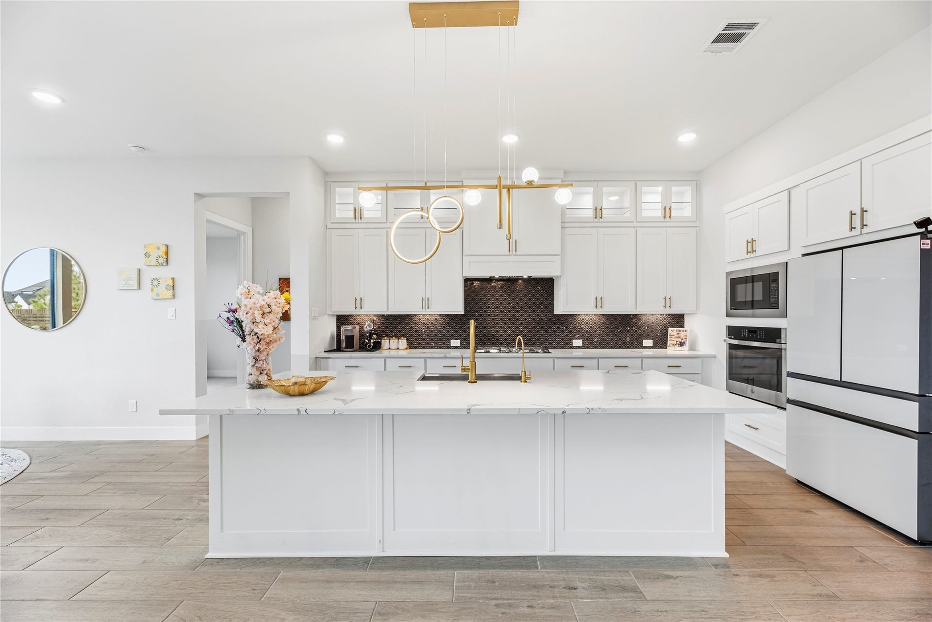 4810 Antler Run Drive, Spring, TX 77386 Experience modern elegance in this bright kitchen with sleek white cabinetry, a spacious island, and contemporary pendant lighting.