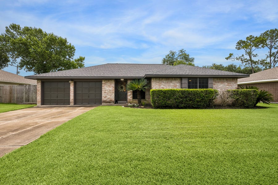 Property photo for 605 Heather Lane, Friendswood, TX