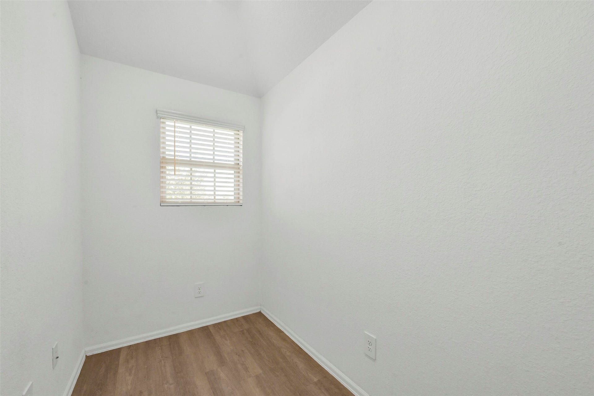 18511 Summit Ranch Drive, Hockley, TX 77447 Flex room is located immediately next to the front foyer and would be perfect for a small office.