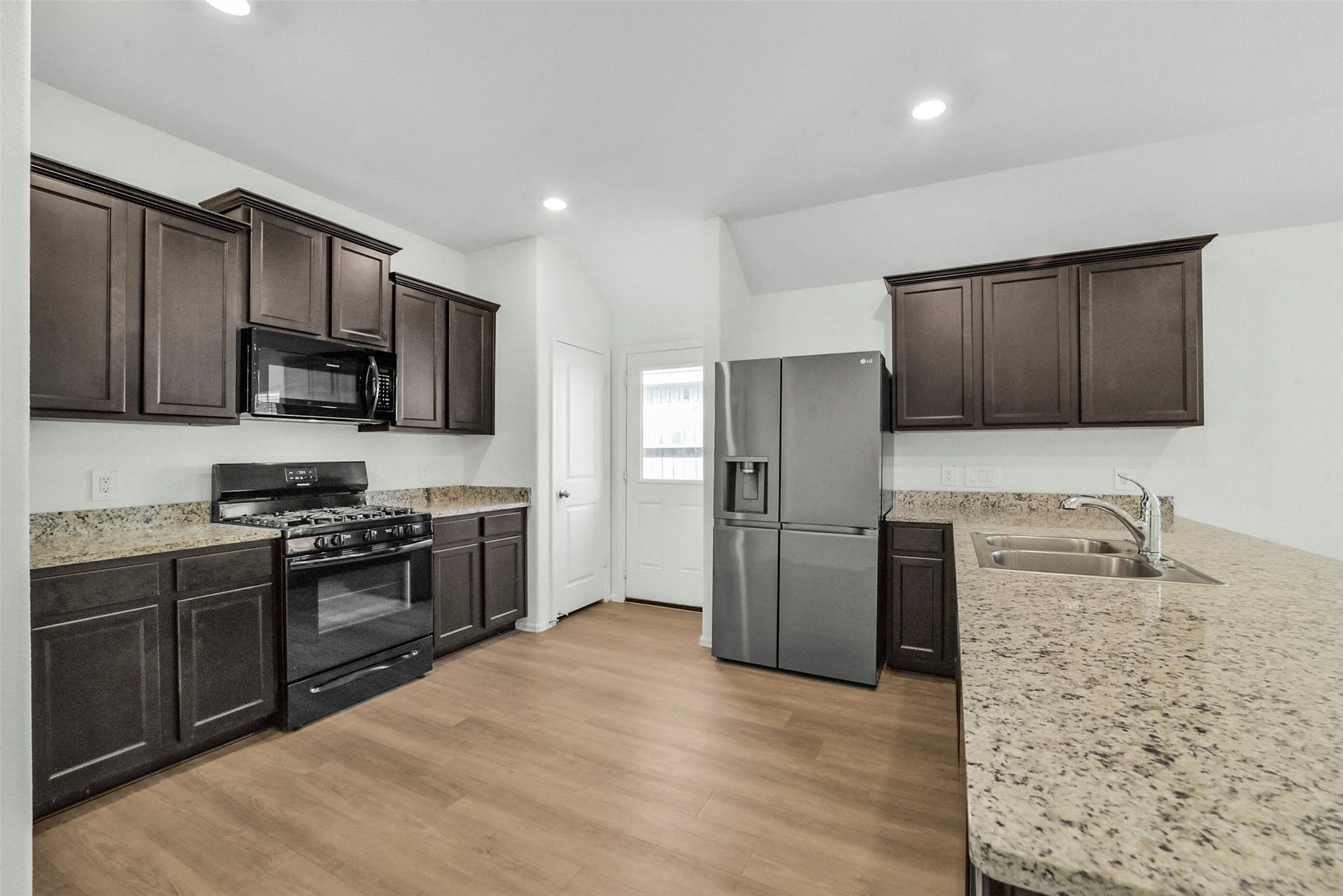 18511 Summit Ranch Drive, Hockley, TX 77447 Granite countertops, abundant cabinet storage, well lit, and dual basin sink make the kitchen area an entertainer's dream!