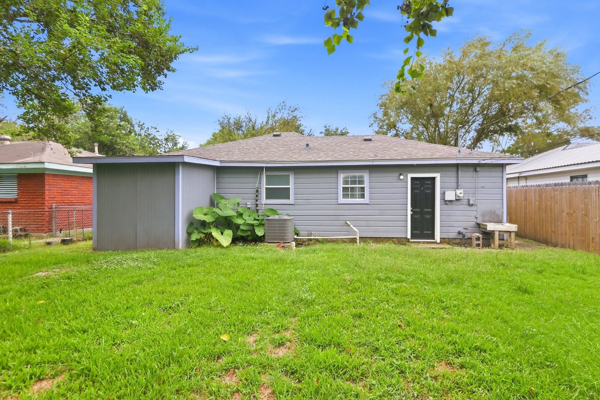 2818 4th Avenue N, Texas City, TX 77590