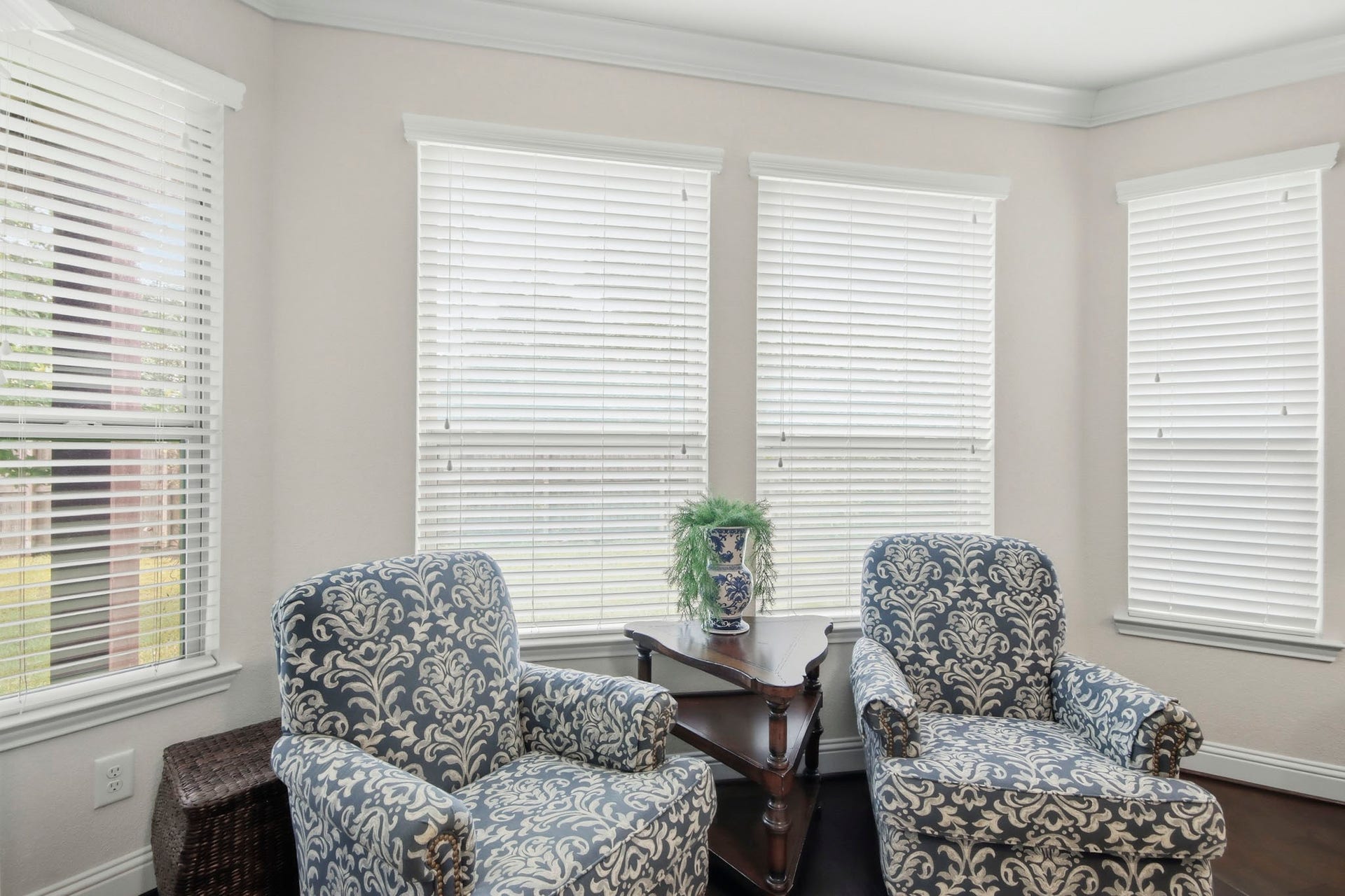 11 Whispering Thicket Place, The Woodlands, TX 77375 Grab a good book and enjoy the bright inviting bay window seating area in the Primary Suite.