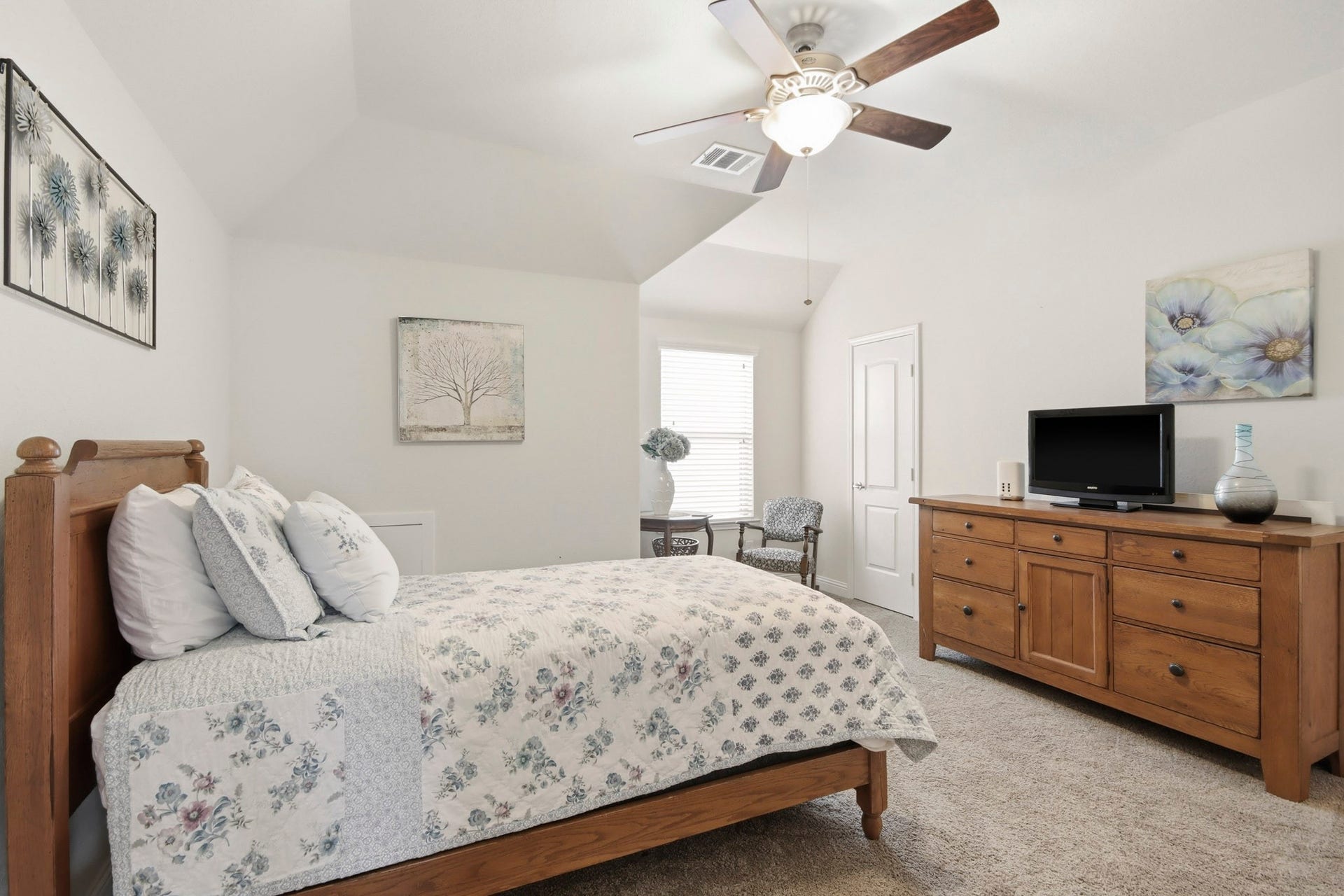 11 Whispering Thicket Place, The Woodlands, TX 77375 Upstairs secondary bedroom with vaulted ceilings and a walk-in closet.