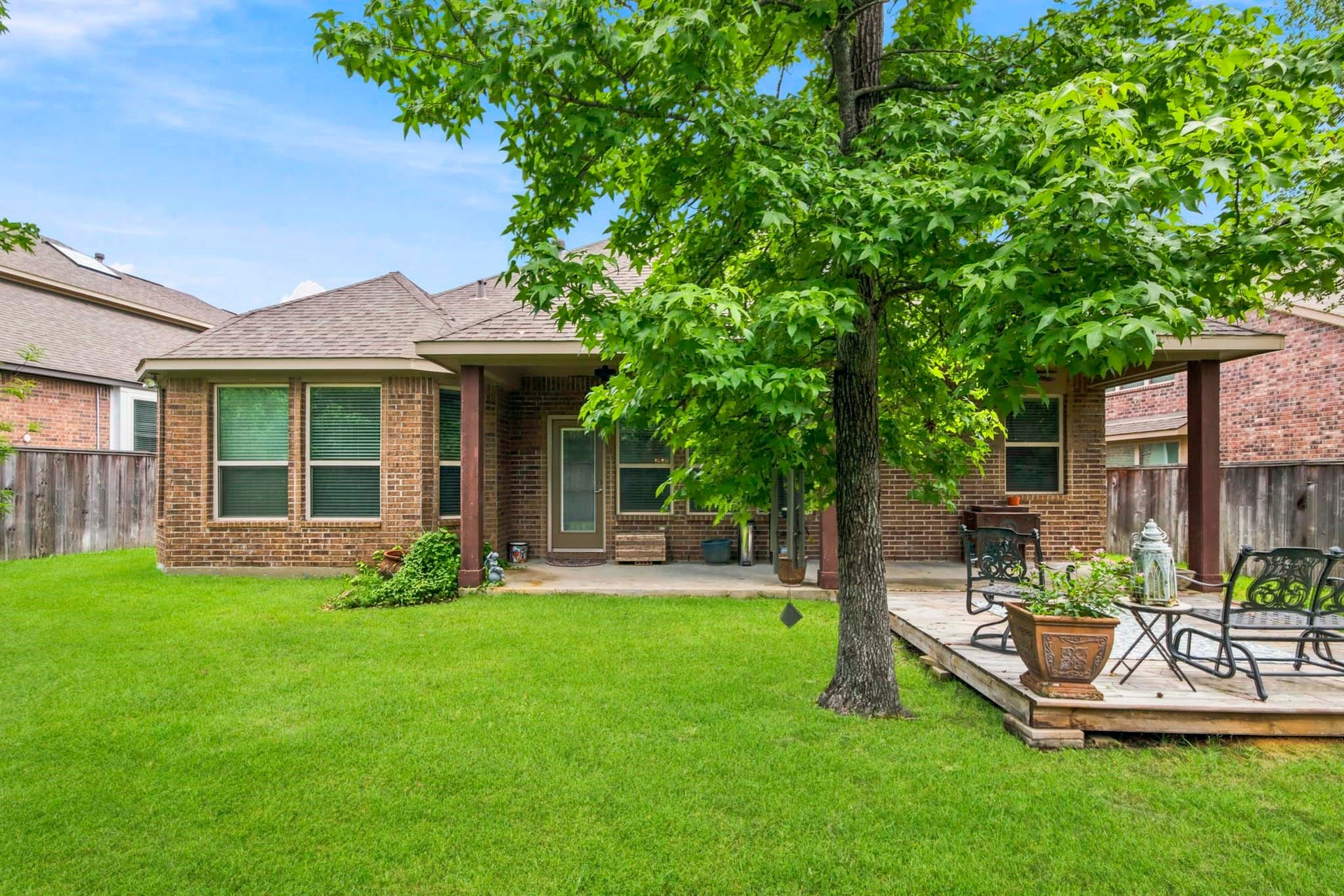 11 Whispering Thicket Place, The Woodlands, TX 77375 Additional view of the backyard featuring a covered patio area and wooden deck.