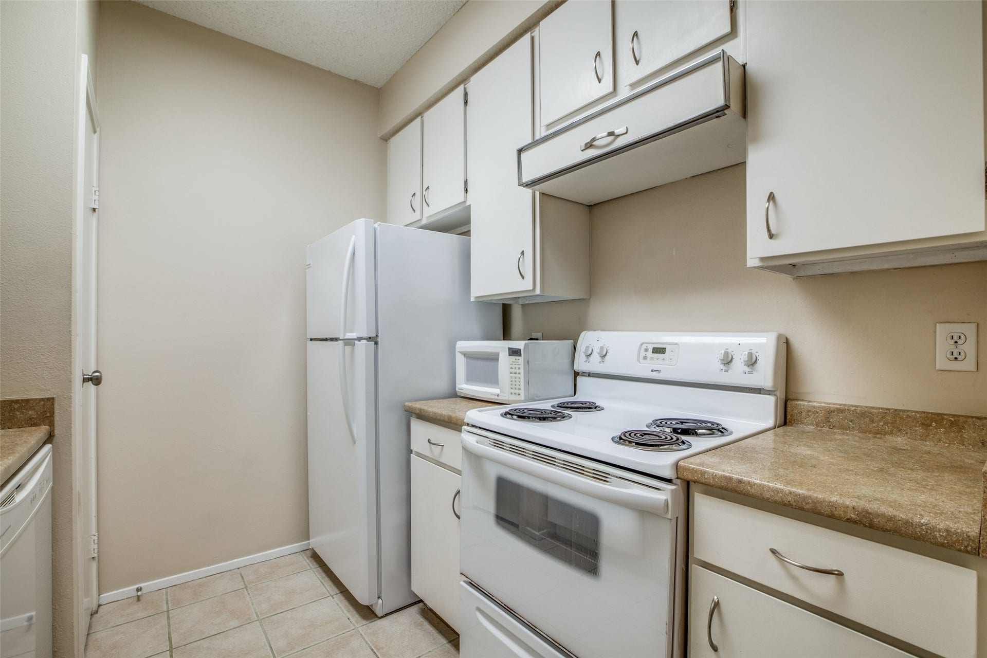 7900 N Stadium Drive, #93, Houston, TX 77030 Full size dishwasher, microwave, oven and refrigerator included
