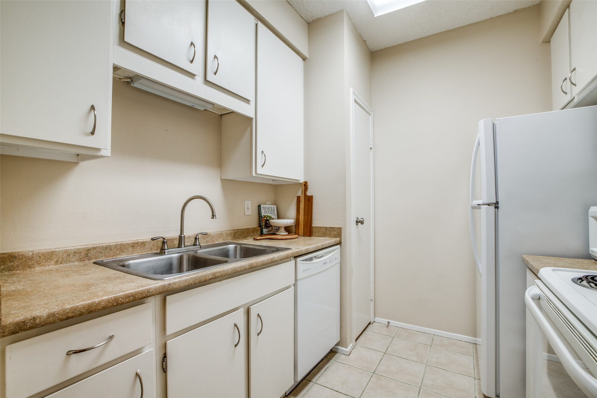 7900 N Stadium Drive, #93, Houston, TX 77030 Large pantry and plenty of cabinets of storage.