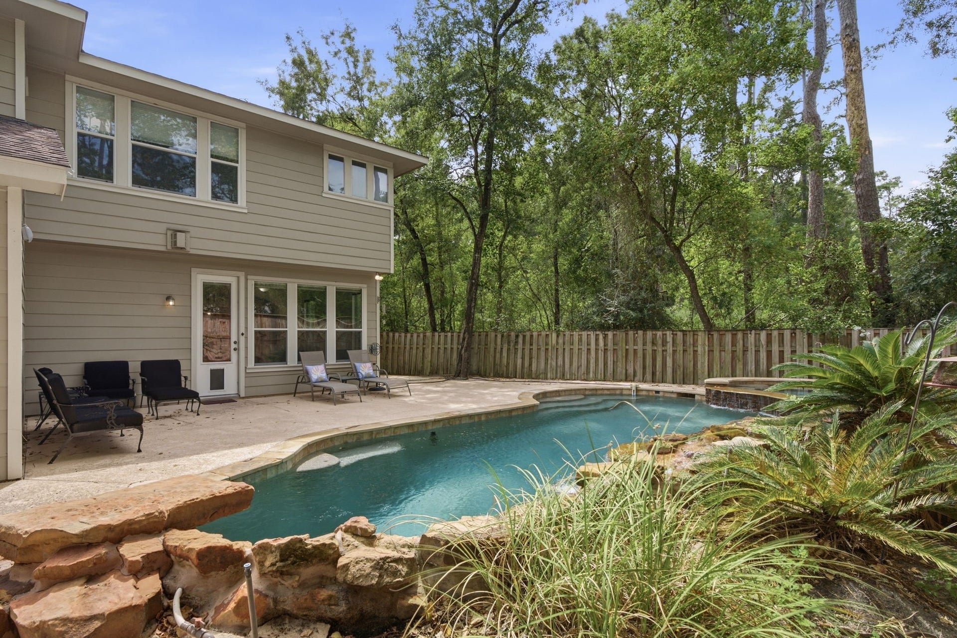 18 Cloud Bank Place, The Woodlands, TX 77382 18 Cloud Bank Place, The Woodlands, TX 77382