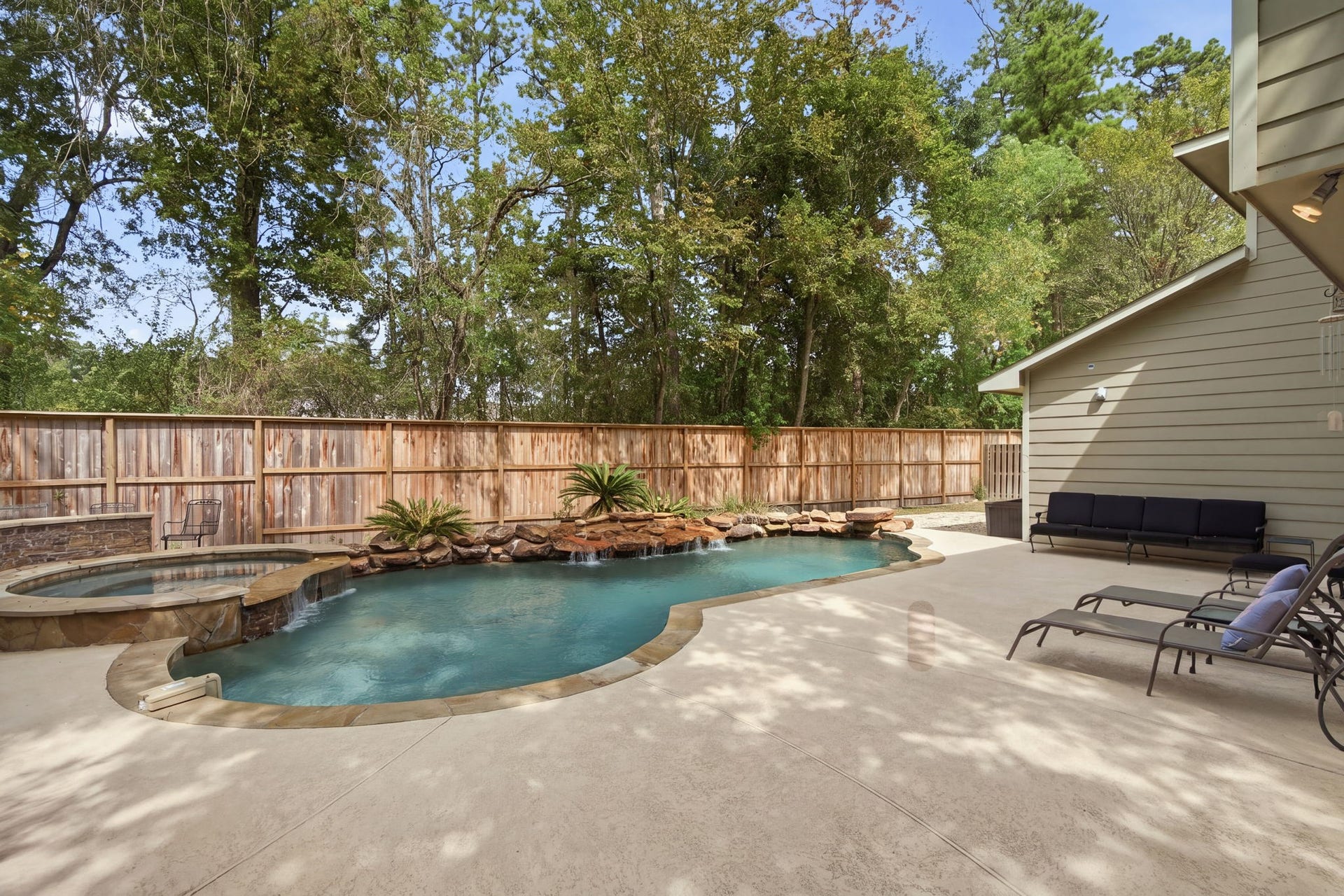 18 Cloud Bank Place, The Woodlands, TX 77382 The rear fence was recently replace.