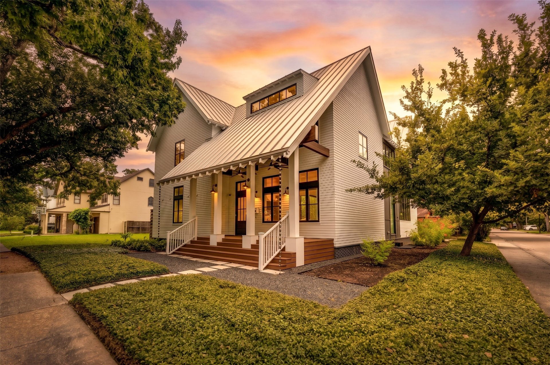 4153 Oberlin Street, West University Place, TX 77005 Occupying a corner lot, 4153 Oberlin makes a memorable first impression with mature trees, lush yet low-maintenance landscaping, and outstanding curb appeal.
